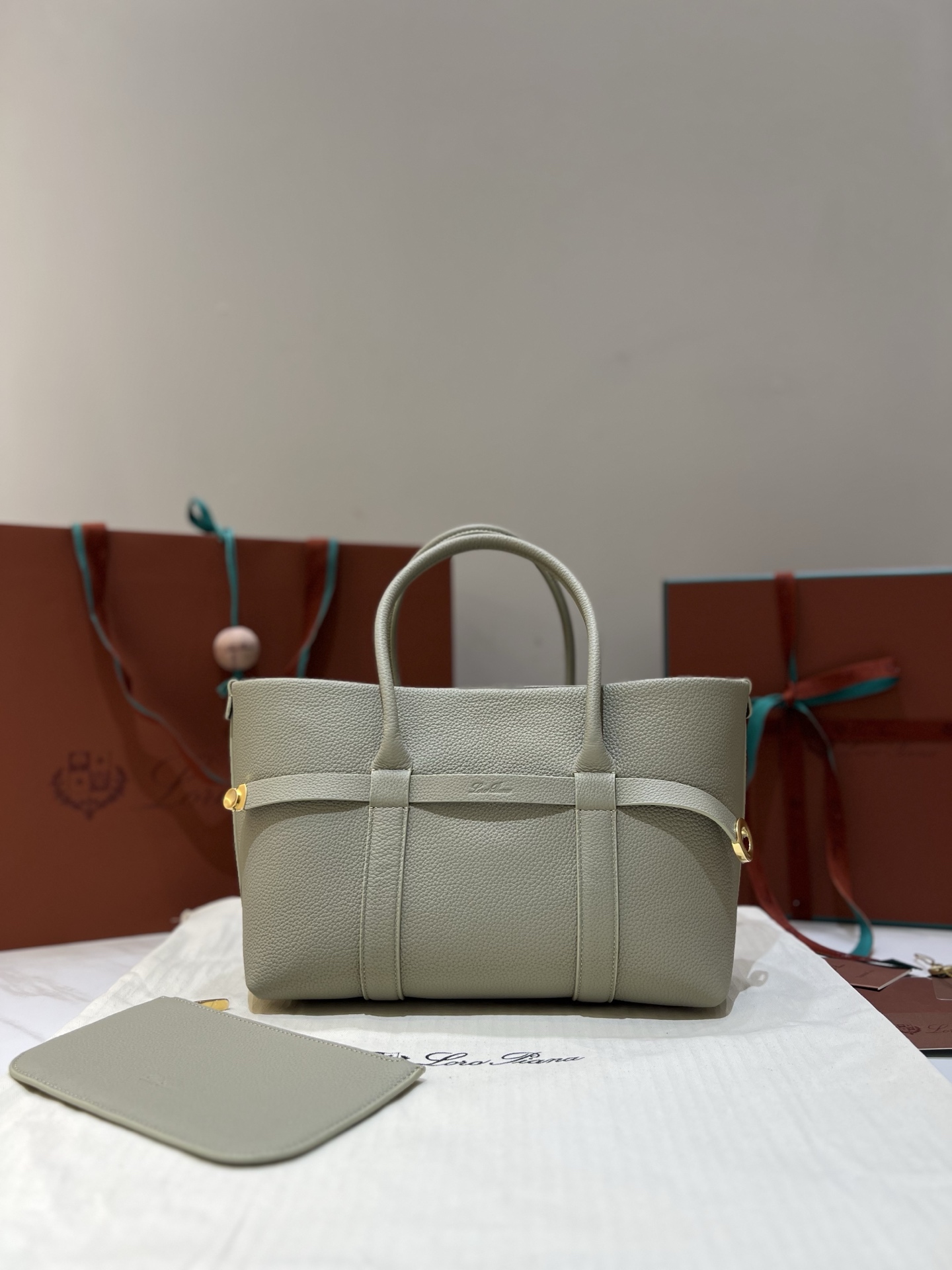 حقيبة يد Loro Piana Ghiera Shopper صغيرة الحجم من الجلد المحبب باللون الأخضر