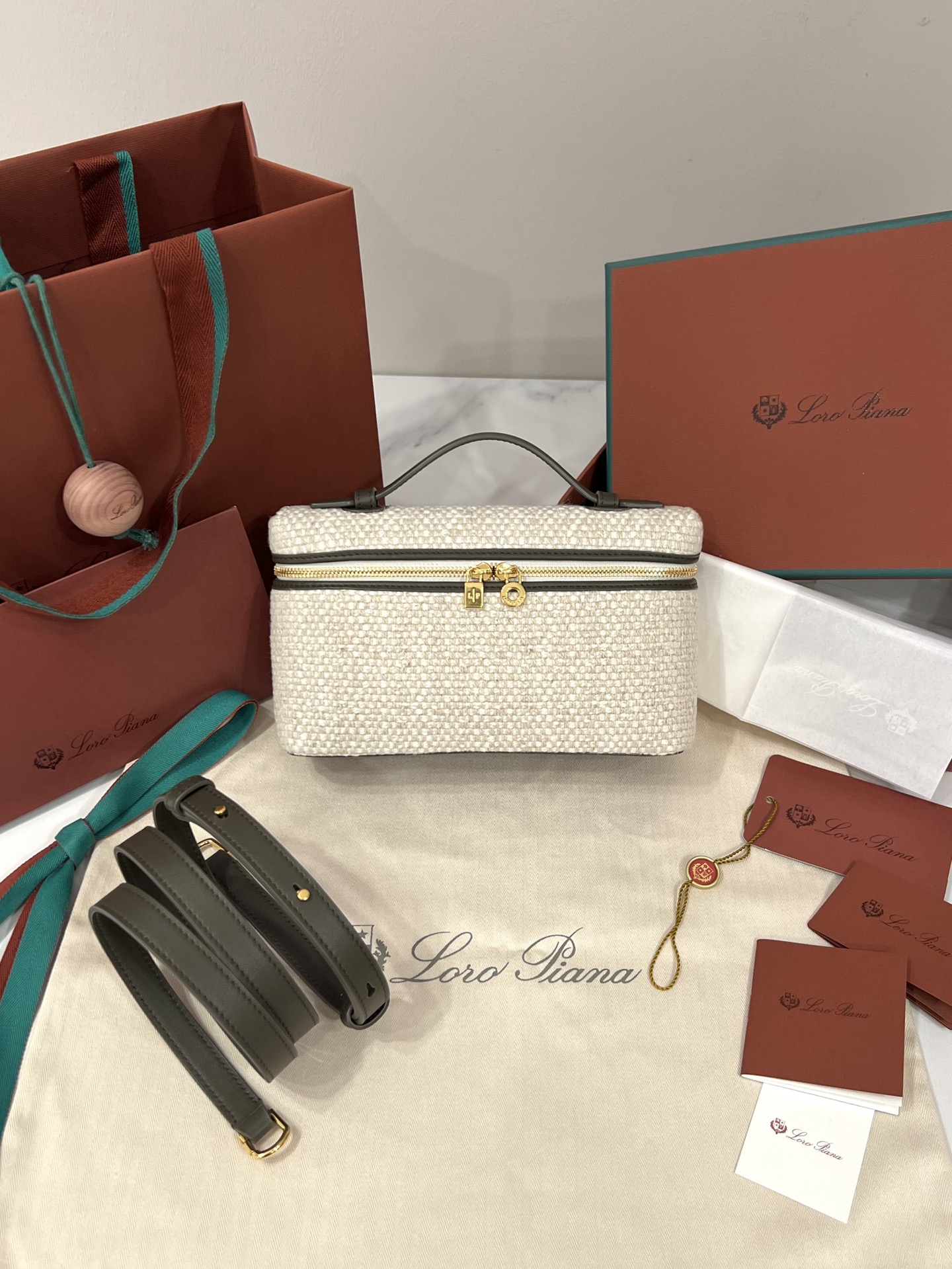 𝐋𝐨𝐫𝐨 𝐏𝐢𝐚𝐧𝐚 Extra pocket L19 시리즈 핸드백/크로스백 램스킨 안감 맞춤형 전강철 하드웨어 최고급 사양 - 최상급 품질