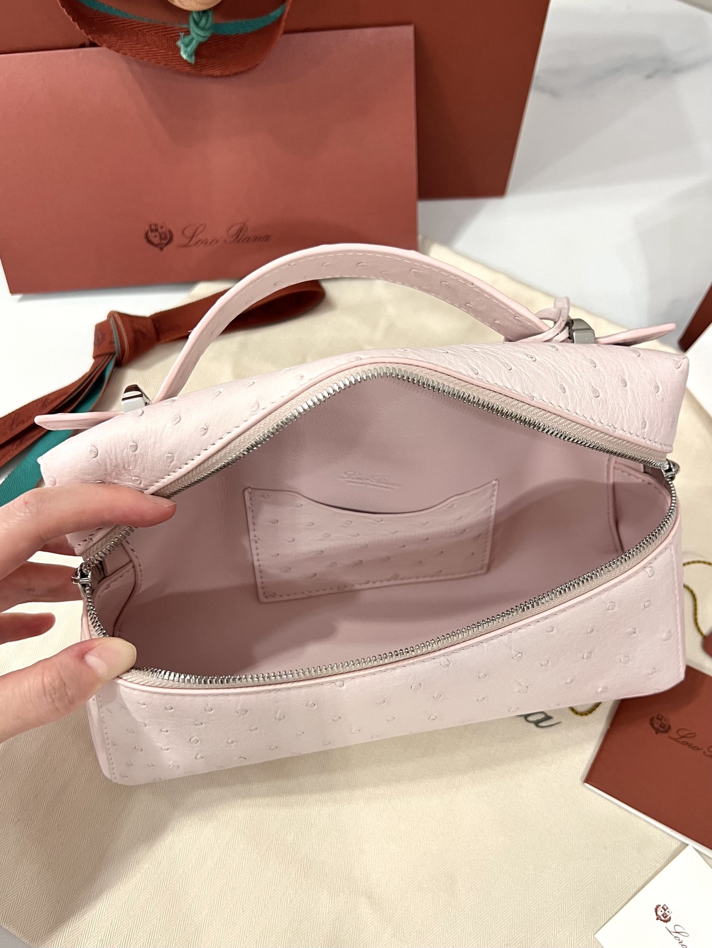 로로피아나 타조가죽 더블 지퍼 숄더백 상세 이미지 7
