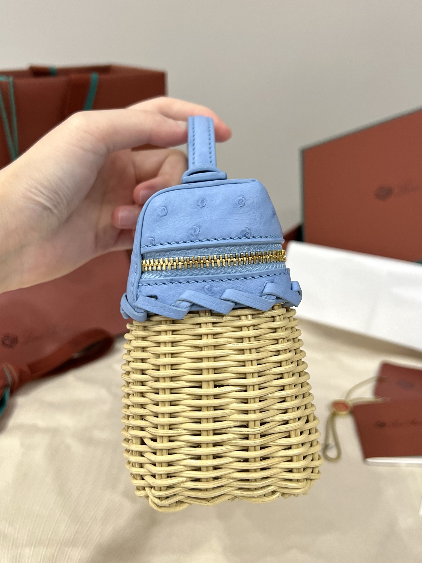 로로피아나 대나무 직조 타조 가죽 크로스바디백 상세 이미지 4