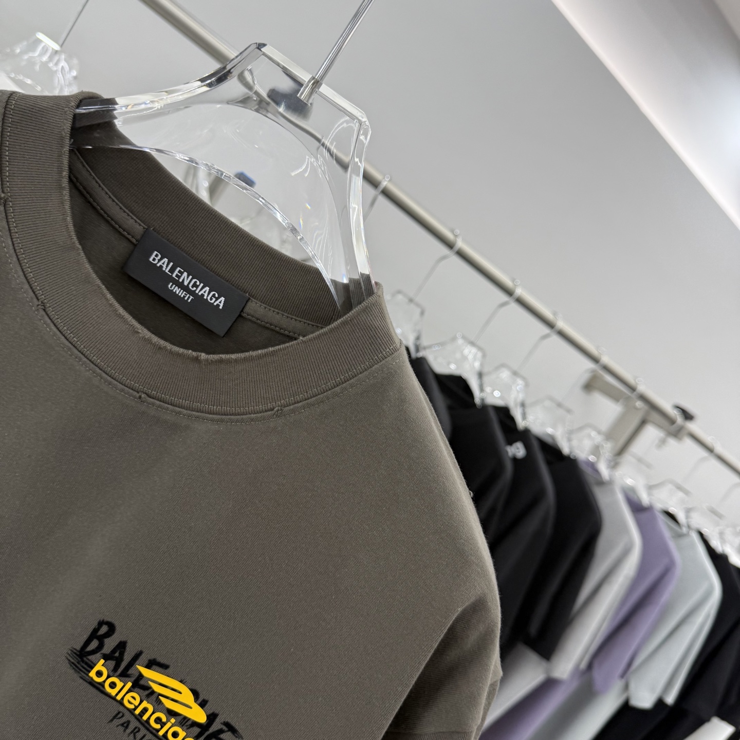 Balenciaga 2025 Fall/Winter Collection: Unisex Relaxed Fit Short Sleeve Tee 4 i1758386588220 4112 0 3