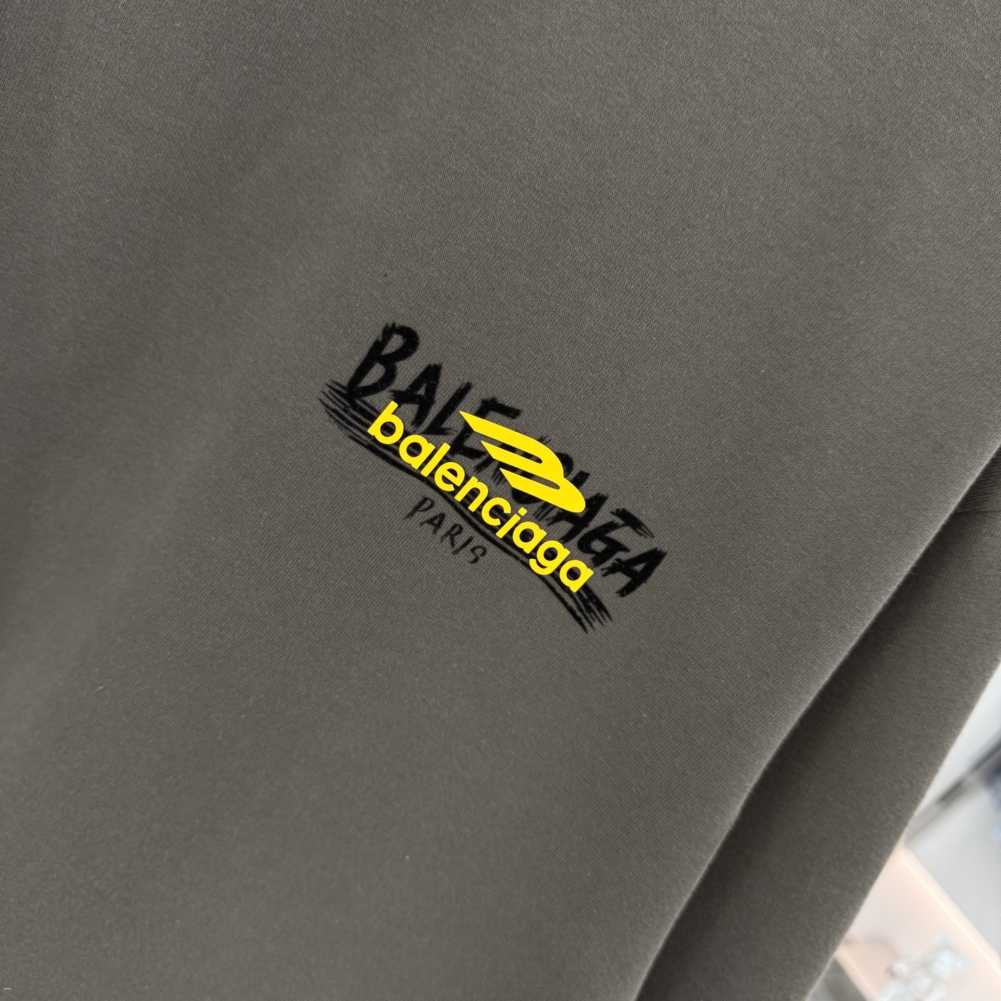 Balenciaga 2025 Fall/Winter Collection: Unisex Relaxed Fit Short Sleeve Tee 6 i1758386588243 8342 0 5