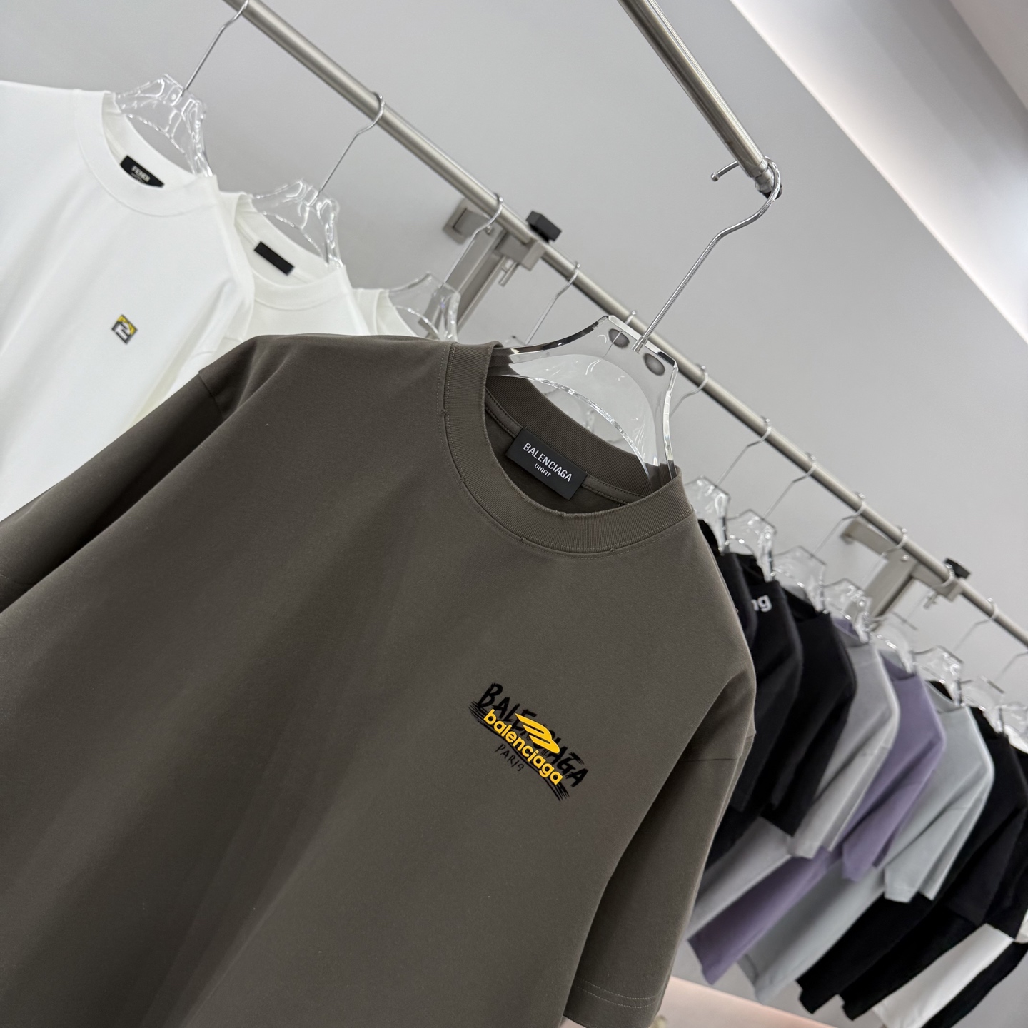 Balenciaga 2025 Fall/Winter Collection: Unisex Relaxed Fit Short Sleeve Tee 3 i1758386588284 9081 0 2