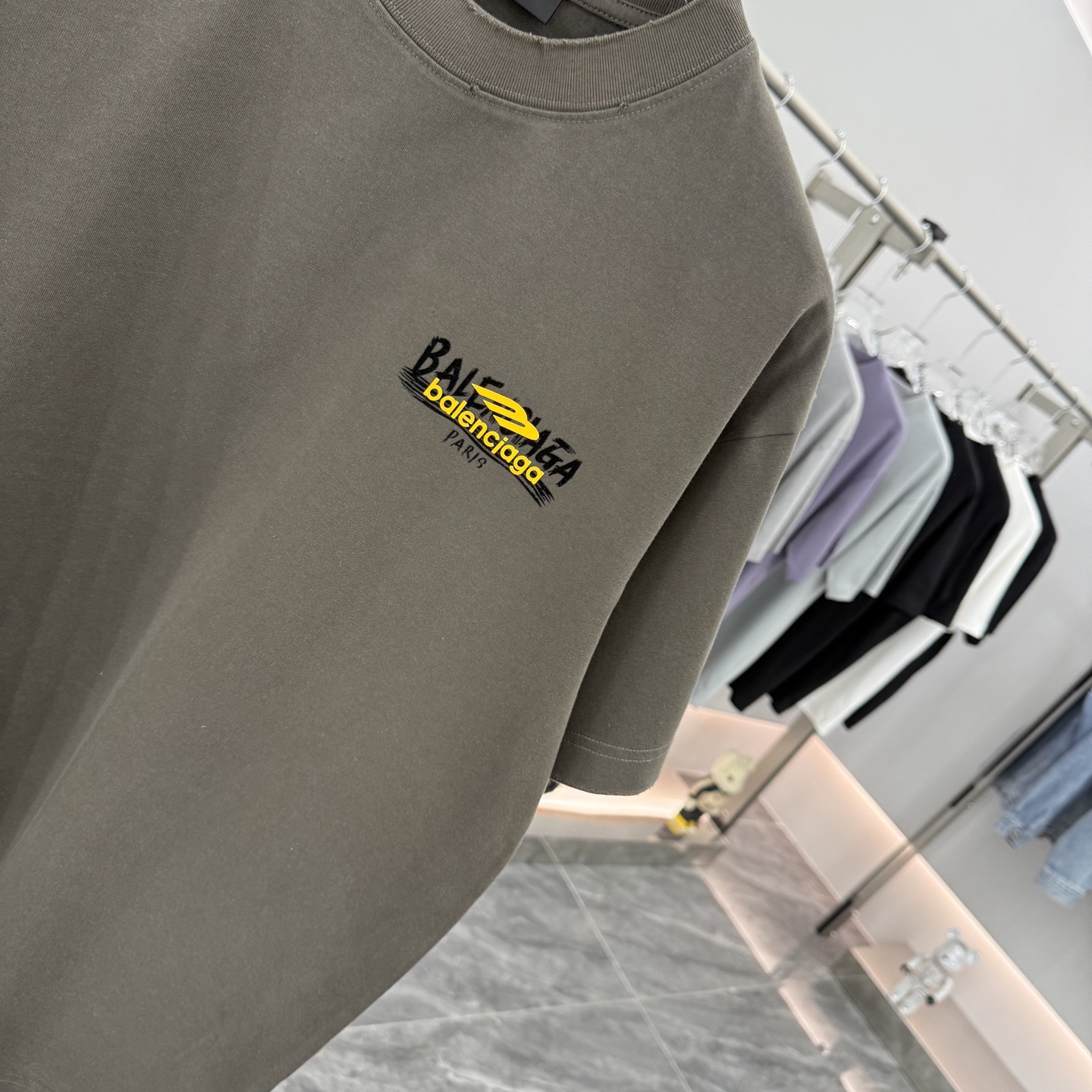 Balenciaga 2025 Fall/Winter Collection: Unisex Relaxed Fit Short Sleeve Tee 5 i1758386589359 9291 0 4