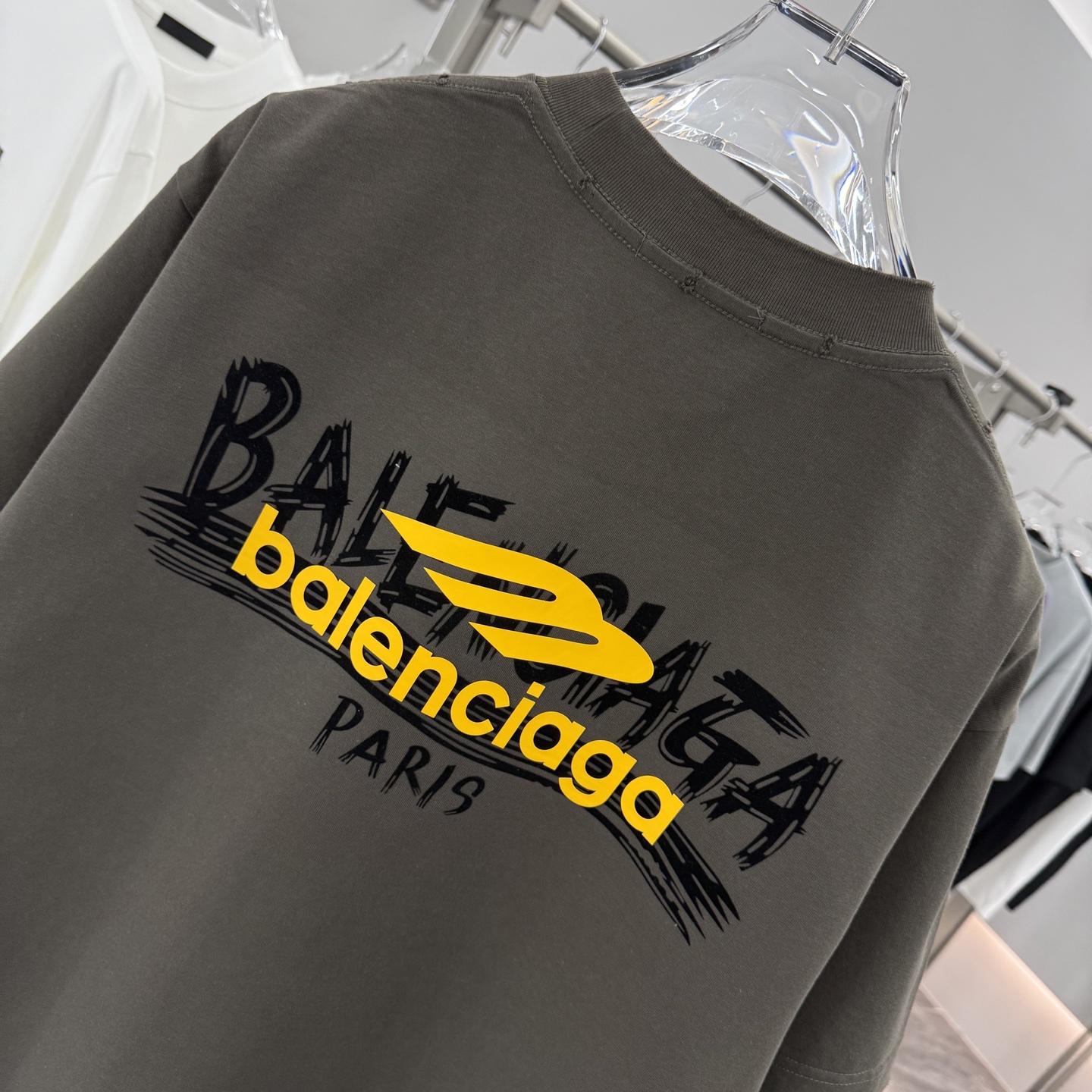 Balenciaga 2025 Fall/Winter Collection: Unisex Relaxed Fit Short Sleeve Tee 8 i1758386589409 7708 0 7