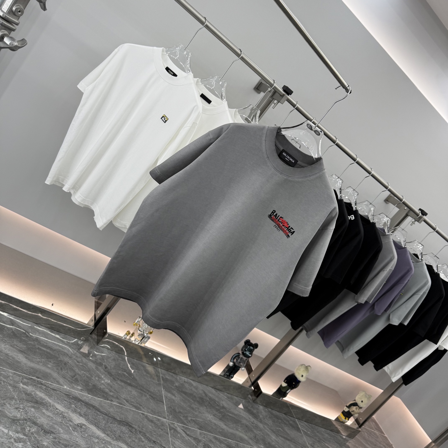 Balenciaga 2025 Fall/Winter T-Shirt Loose Fit Unisex Short Sleeve Tee 2 i1758386640894 2764 0 1