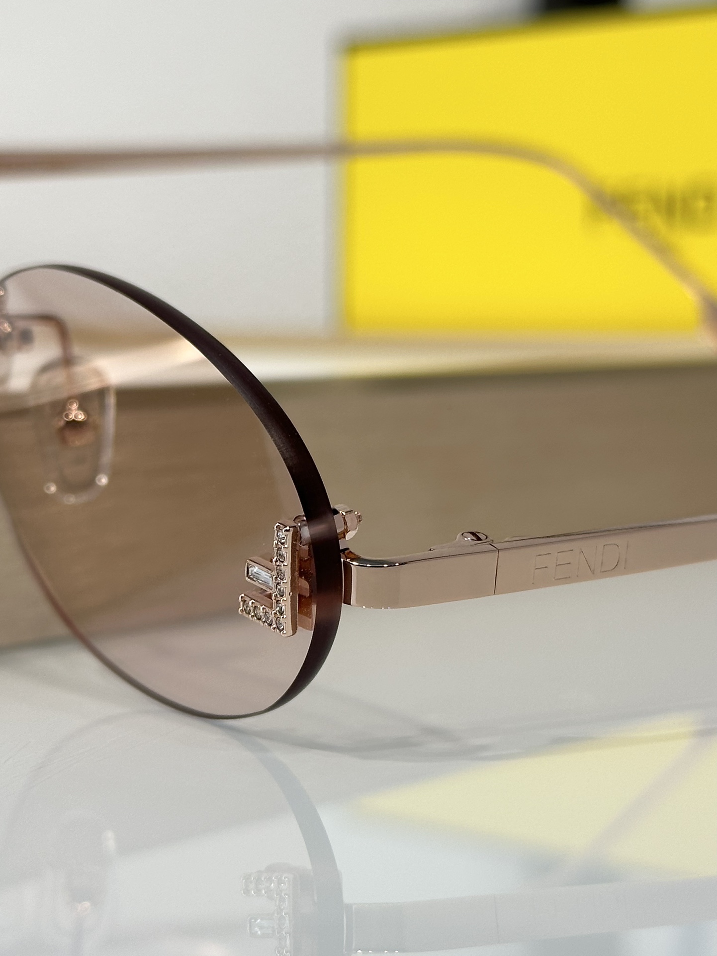 Designer Sunglasses FE4075US