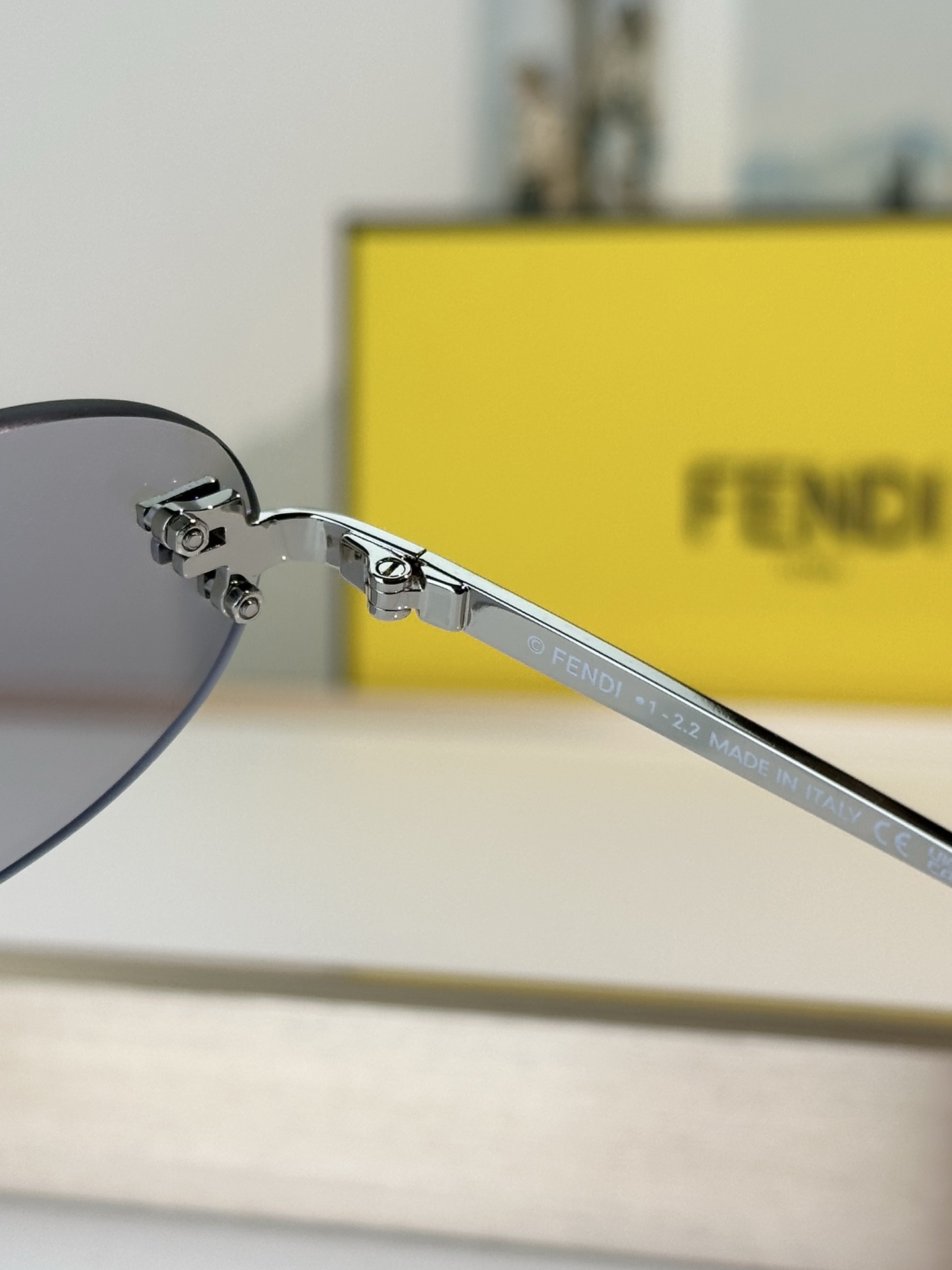 Designer Sunglasses FE4075US