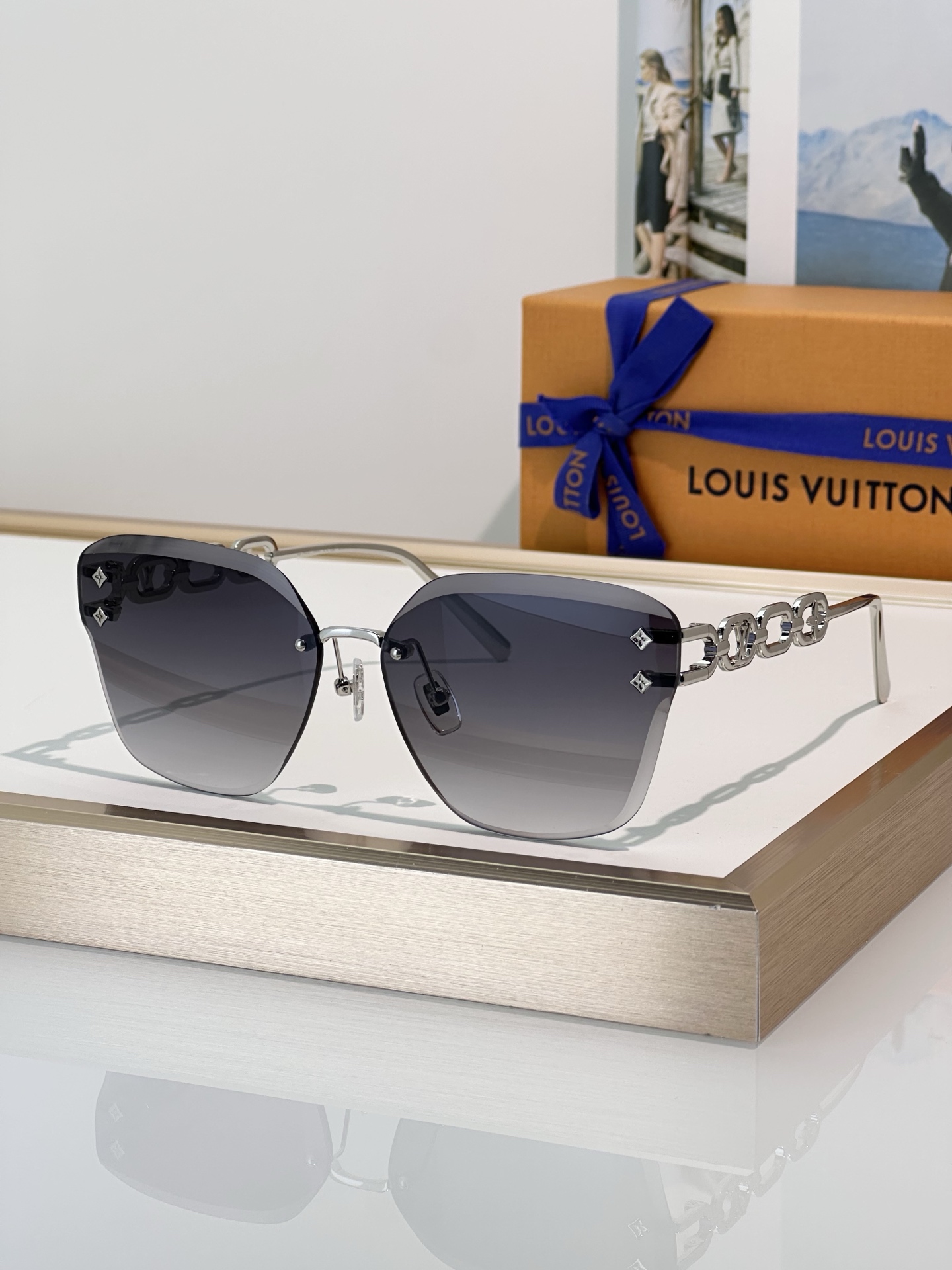 Солнцезащитные очки Louis Vuitton геометрические золотистые