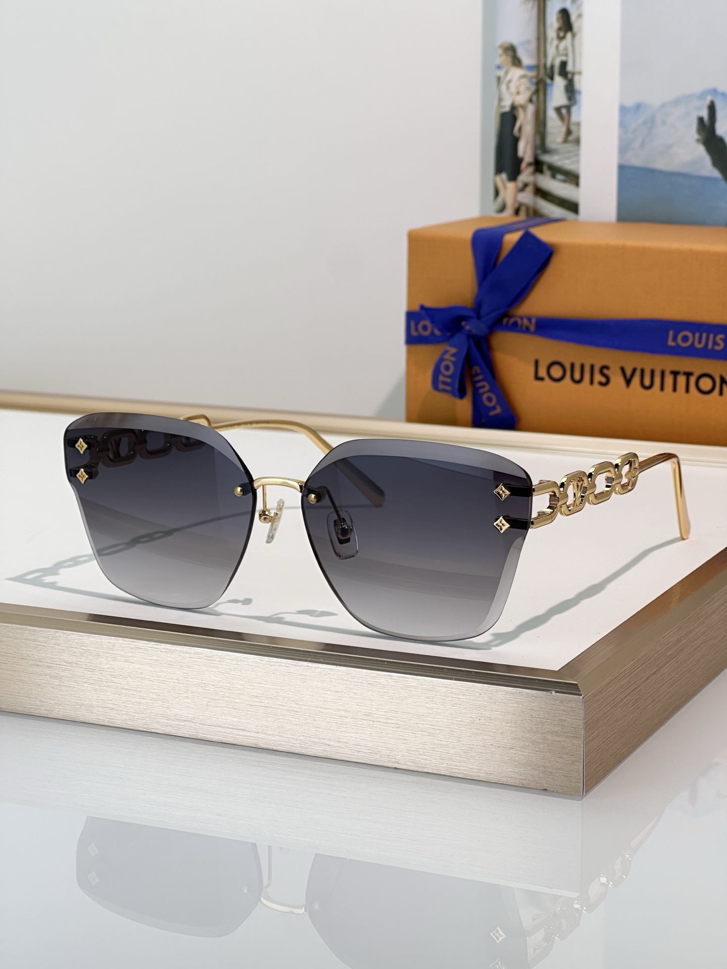 Солнцезащитные очки Louis Vuitton геометрические золотистые