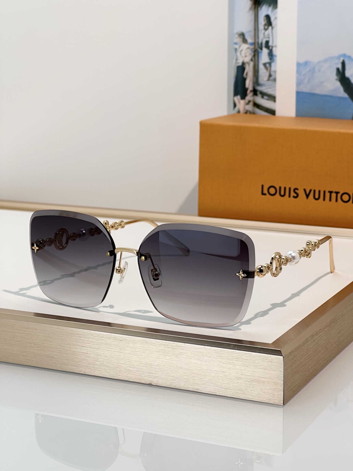 LouisVuitton\n被精致的镜腿惊艳到了~~\n高品质定点定位四叶草➕珍珠镜腿\n高级优雅切边设计\n佩戴超级稳超级舒服⚡️\nMod：Z3407U\nSize：62口14-140