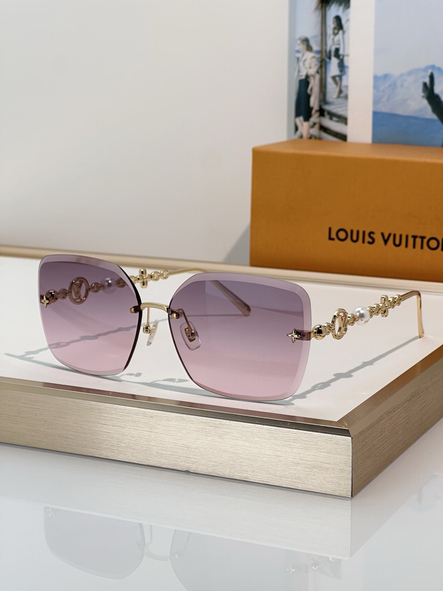 LouisVuitton\n被精致的镜腿惊艳到了~~\n高品质定点定位四叶草➕珍珠镜腿\n高级优雅切边设计\n佩戴超级稳超级舒服⚡️\nMod：Z3407U\nSize：62口14-140