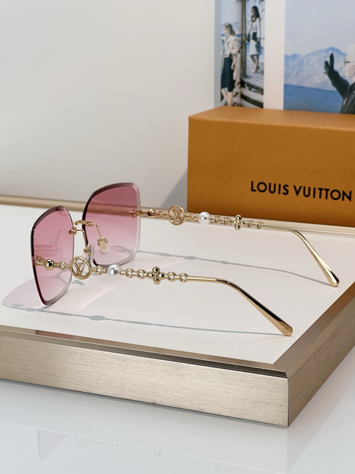 LouisVuitton\n被精致的镜腿惊艳到了~~\n高品质定点定位四叶草➕珍珠镜腿\n高级优雅切边设计\n佩戴超级稳超级舒服⚡️\nMod：Z3407U\nSize：62口14-140