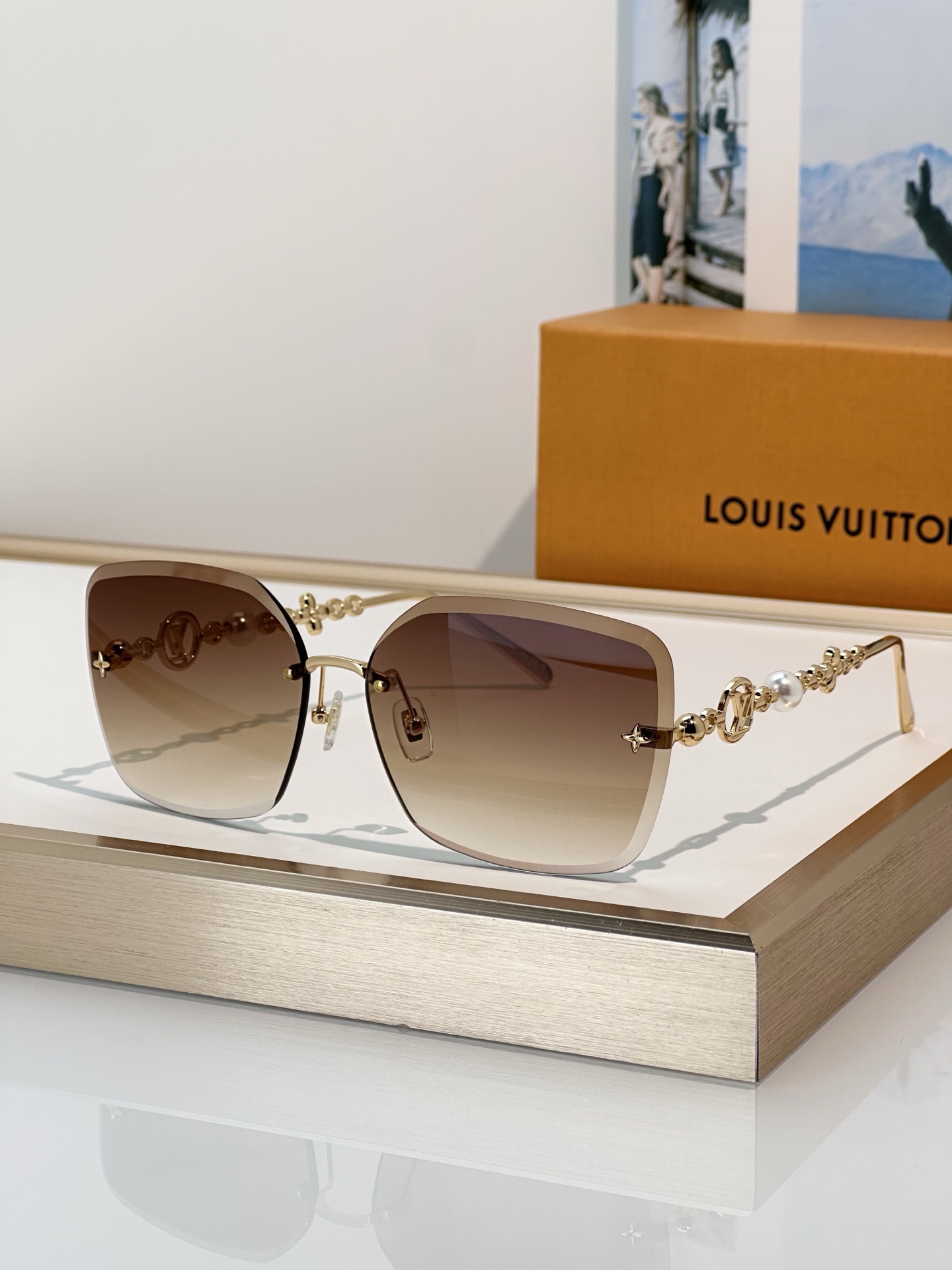 LouisVuitton\n被精致的镜腿惊艳到了~~\n高品质定点定位四叶草➕珍珠镜腿\n高级优雅切边设计\n佩戴超级稳超级舒服⚡️\nMod：Z3407U\nSize：62口14-140