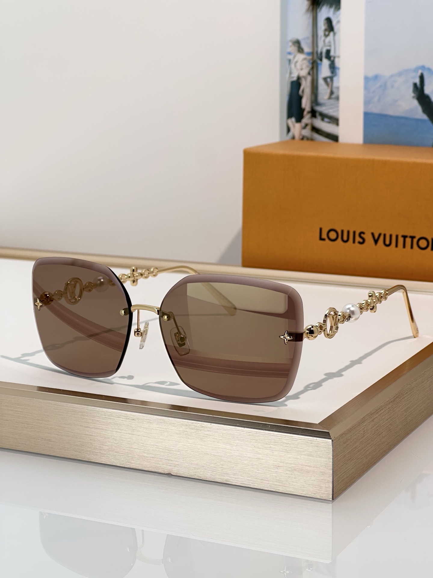 LouisVuitton\n被精致的镜腿惊艳到了~~\n高品质定点定位四叶草➕珍珠镜腿\n高级优雅切边设计\n佩戴超级稳超级舒服⚡️\nMod：Z3407U\nSize：62口14-140