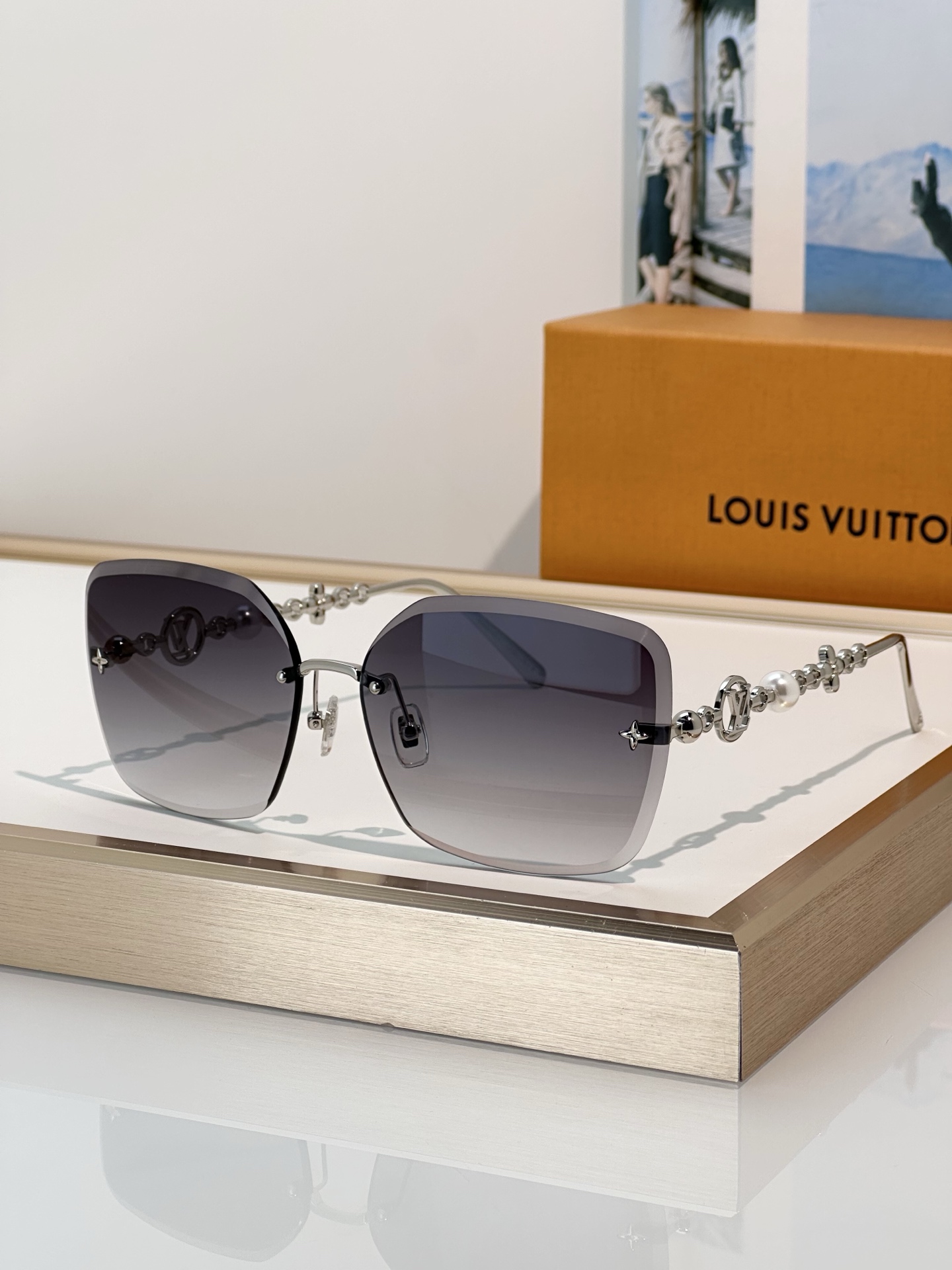 LouisVuitton\n被精致的镜腿惊艳到了~~\n高品质定点定位四叶草➕珍珠镜腿\n高级优雅切边设计\n佩戴超级稳超级舒服⚡️\nMod：Z3407U\nSize：62口14-140