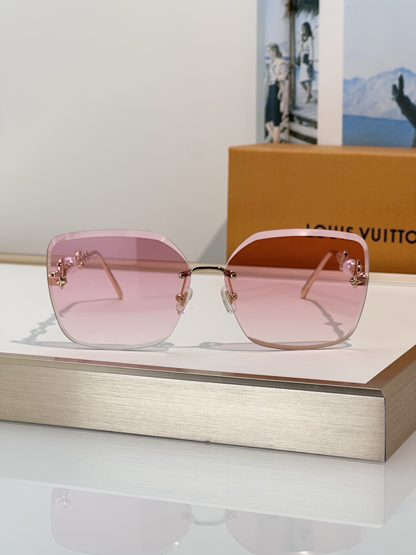 LouisVuitton\n被精致的镜腿惊艳到了~~\n高品质定点定位四叶草➕珍珠镜腿\n高级优雅切边设计\n佩戴超级稳超级舒服⚡️\nMod：Z3407U\nSize：62口14-140