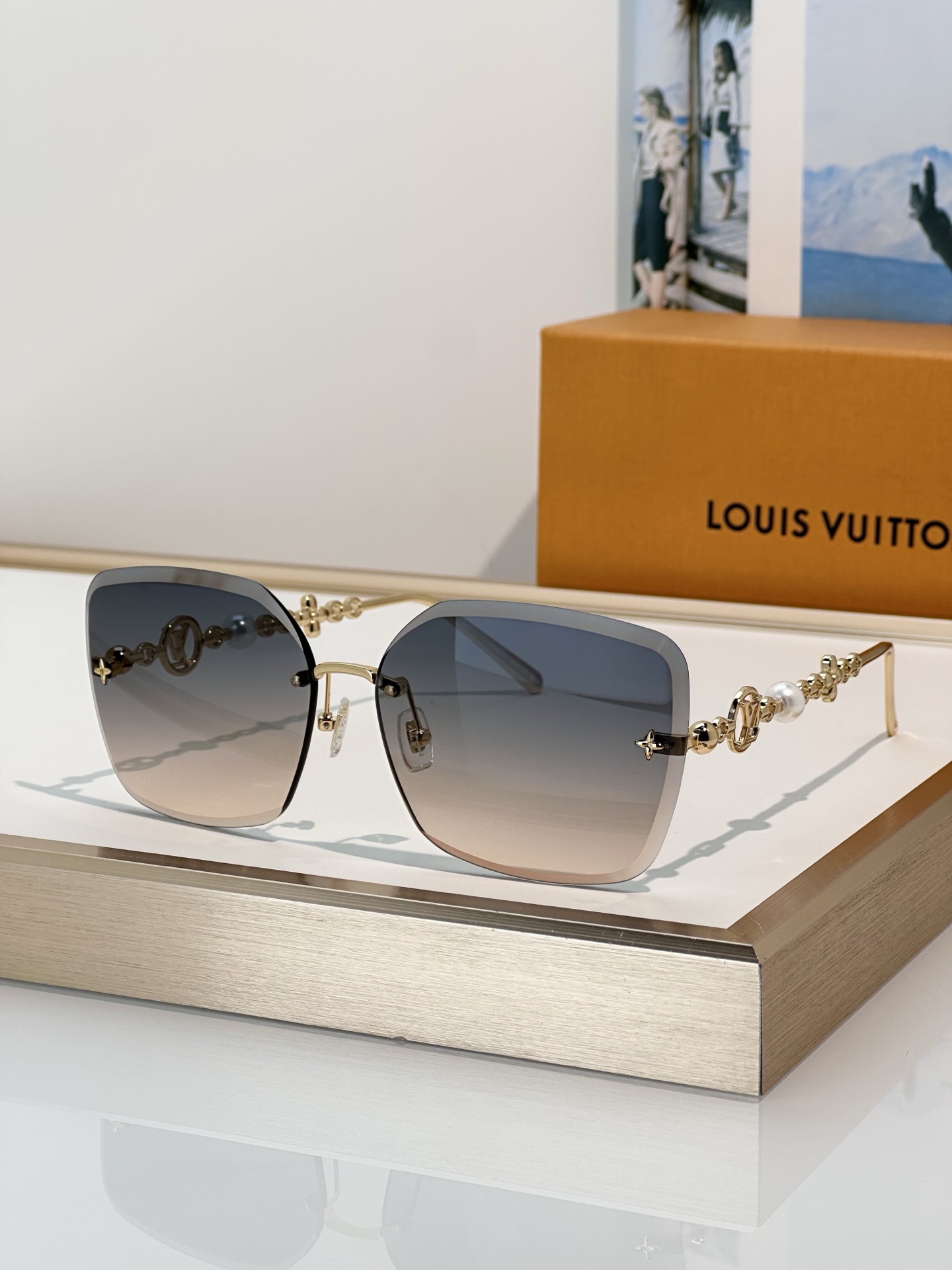 LouisVuitton\n被精致的镜腿惊艳到了~~\n高品质定点定位四叶草➕珍珠镜腿\n高级优雅切边设计\n佩戴超级稳超级舒服⚡️\nMod：Z3407U\nSize：62口14-140