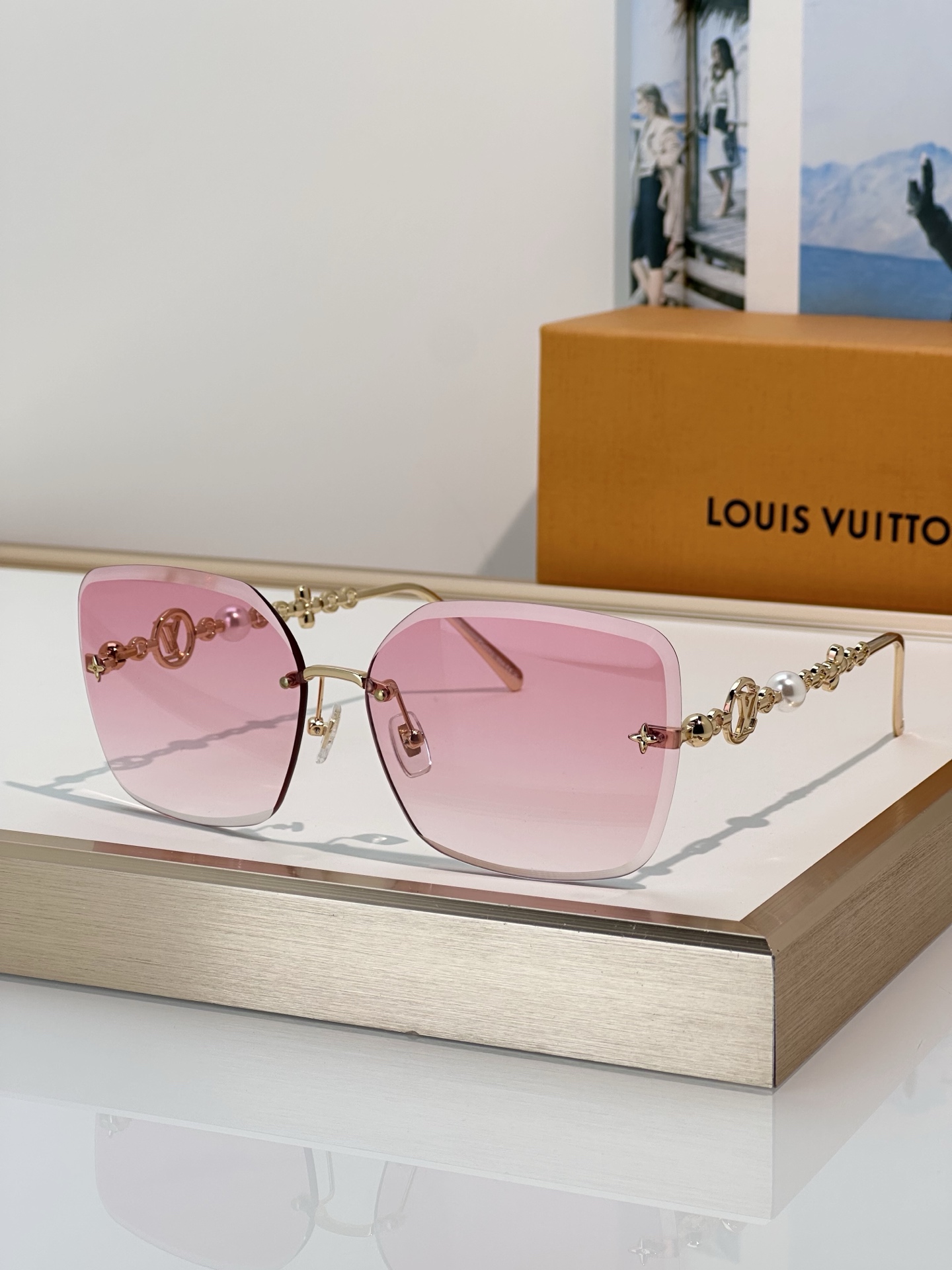 LouisVuitton\n被精致的镜腿惊艳到了~~\n高品质定点定位四叶草➕珍珠镜腿\n高级优雅切边设计\n佩戴超级稳超级舒服⚡️\nMod：Z3407U\nSize：62口14-140