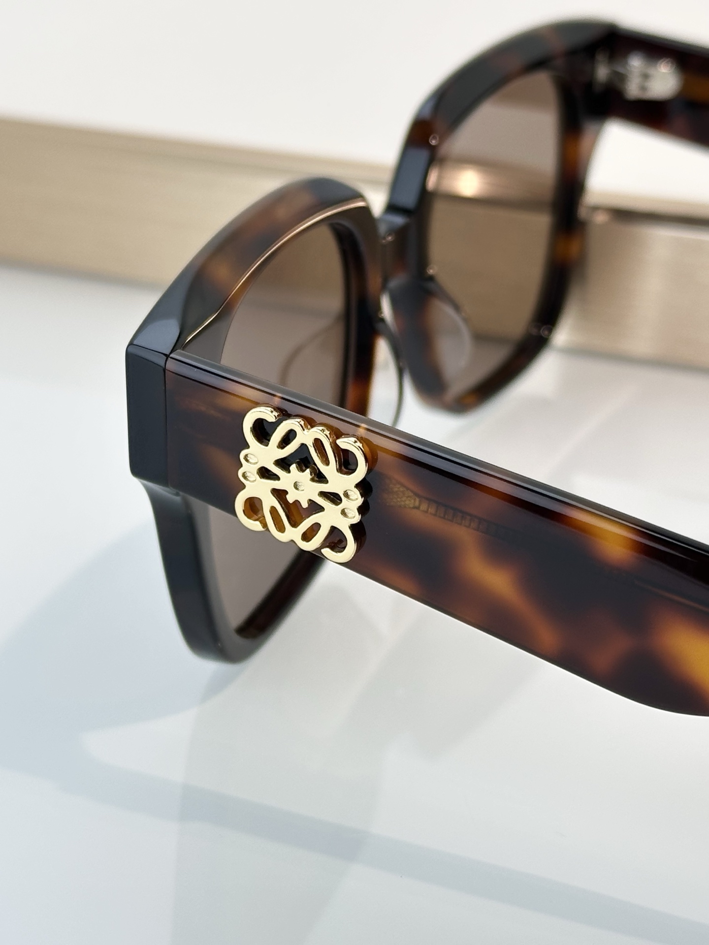 Designer Sunglasses LW50069I
