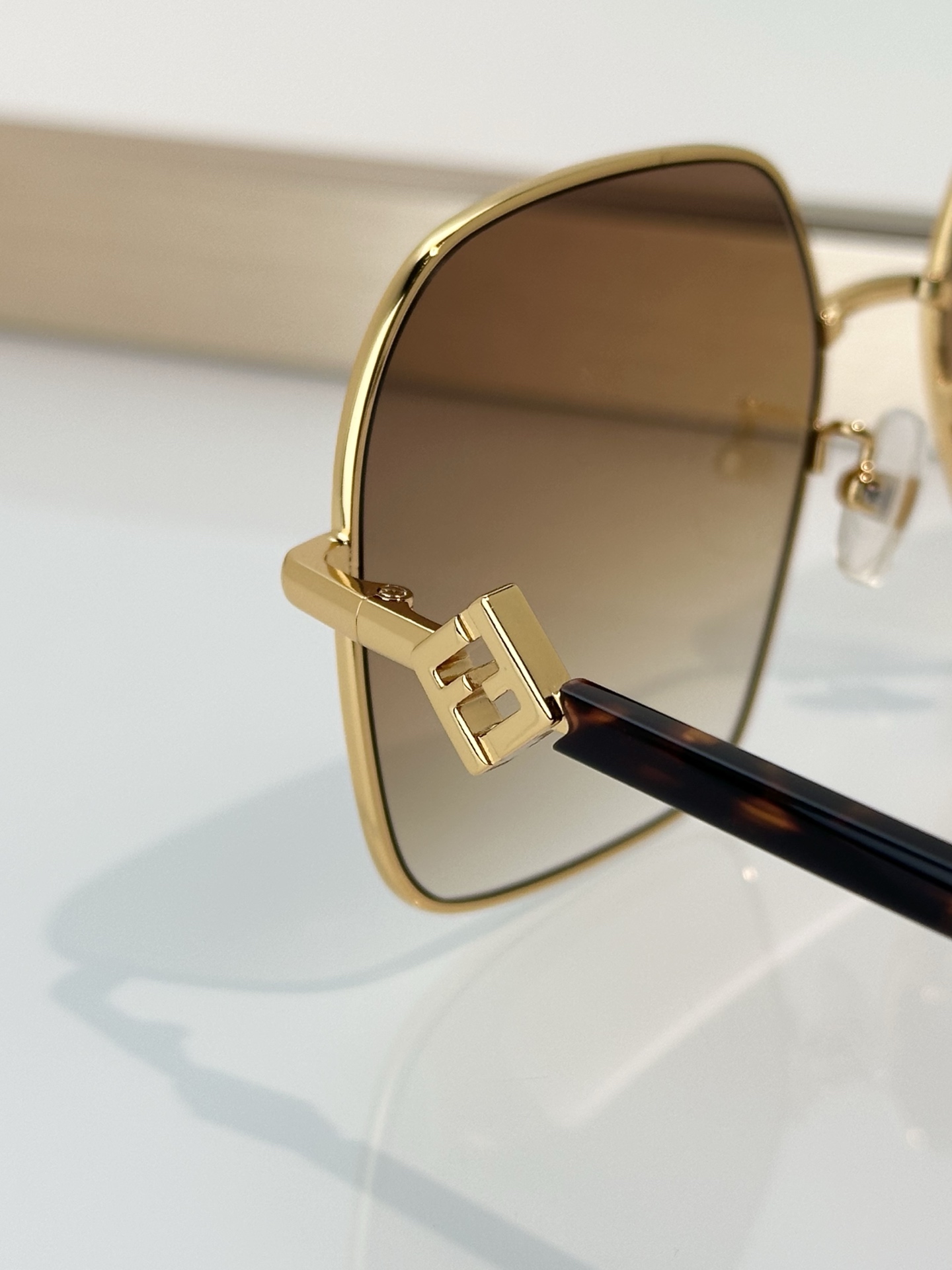 Designer Sunglasses FE40218U
