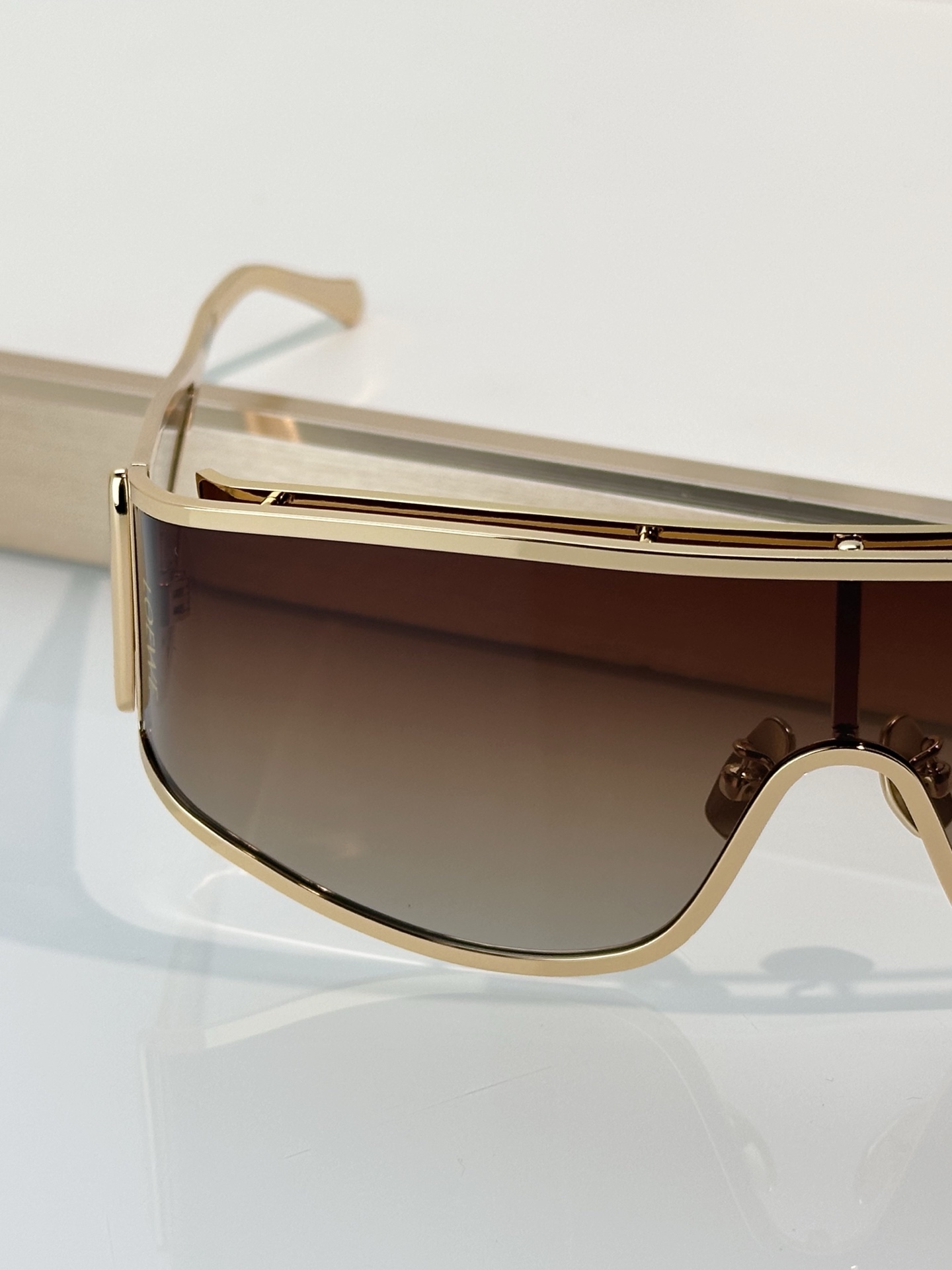 Designer Sunglasses LW40202U