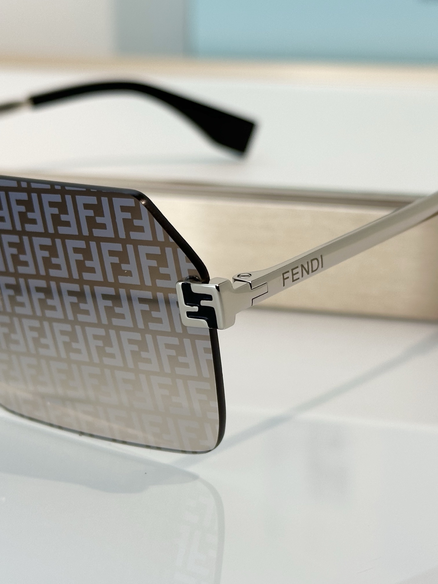Designer Sunglasses FE40043U