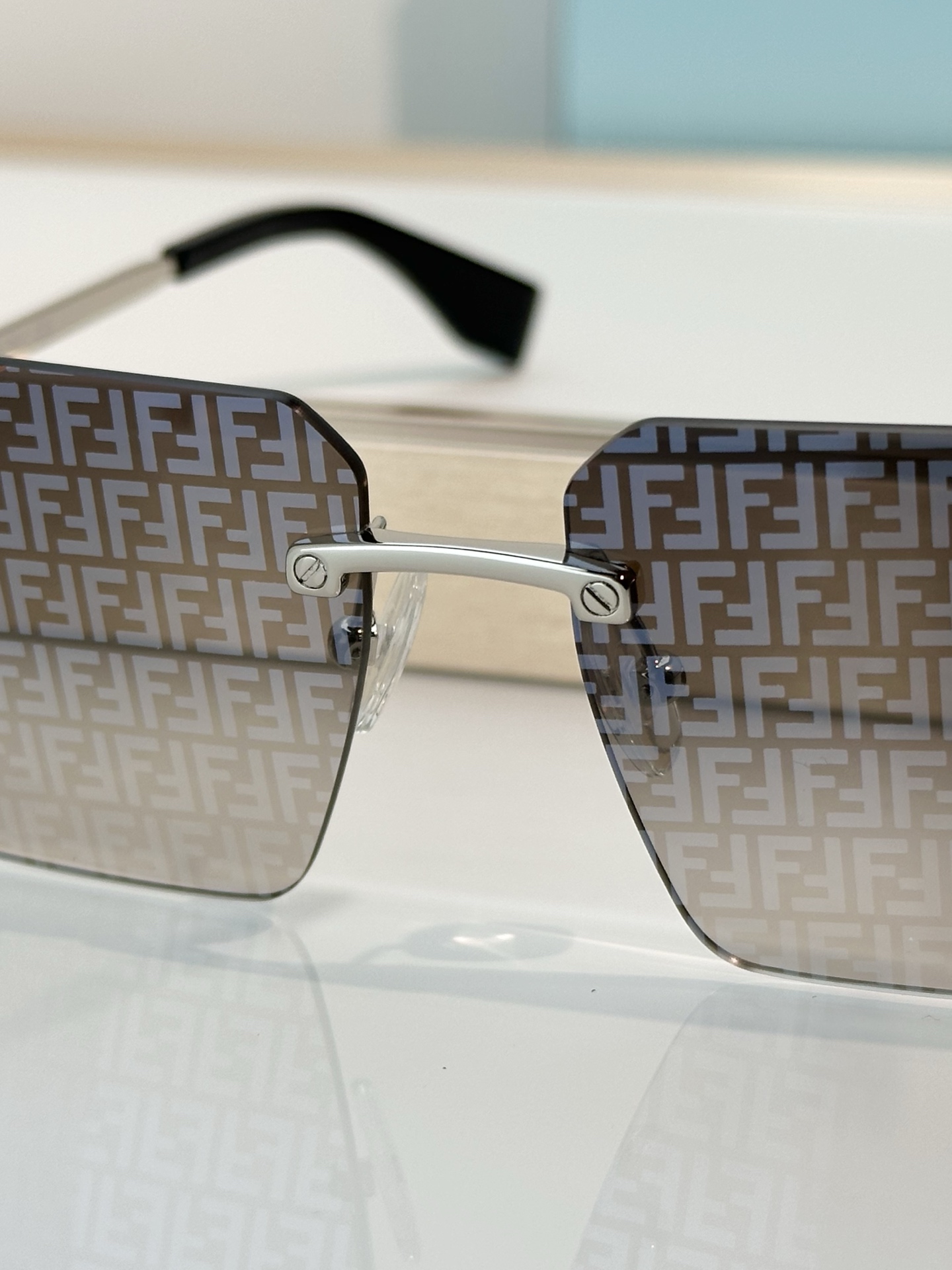 Designer Sunglasses FE40043U