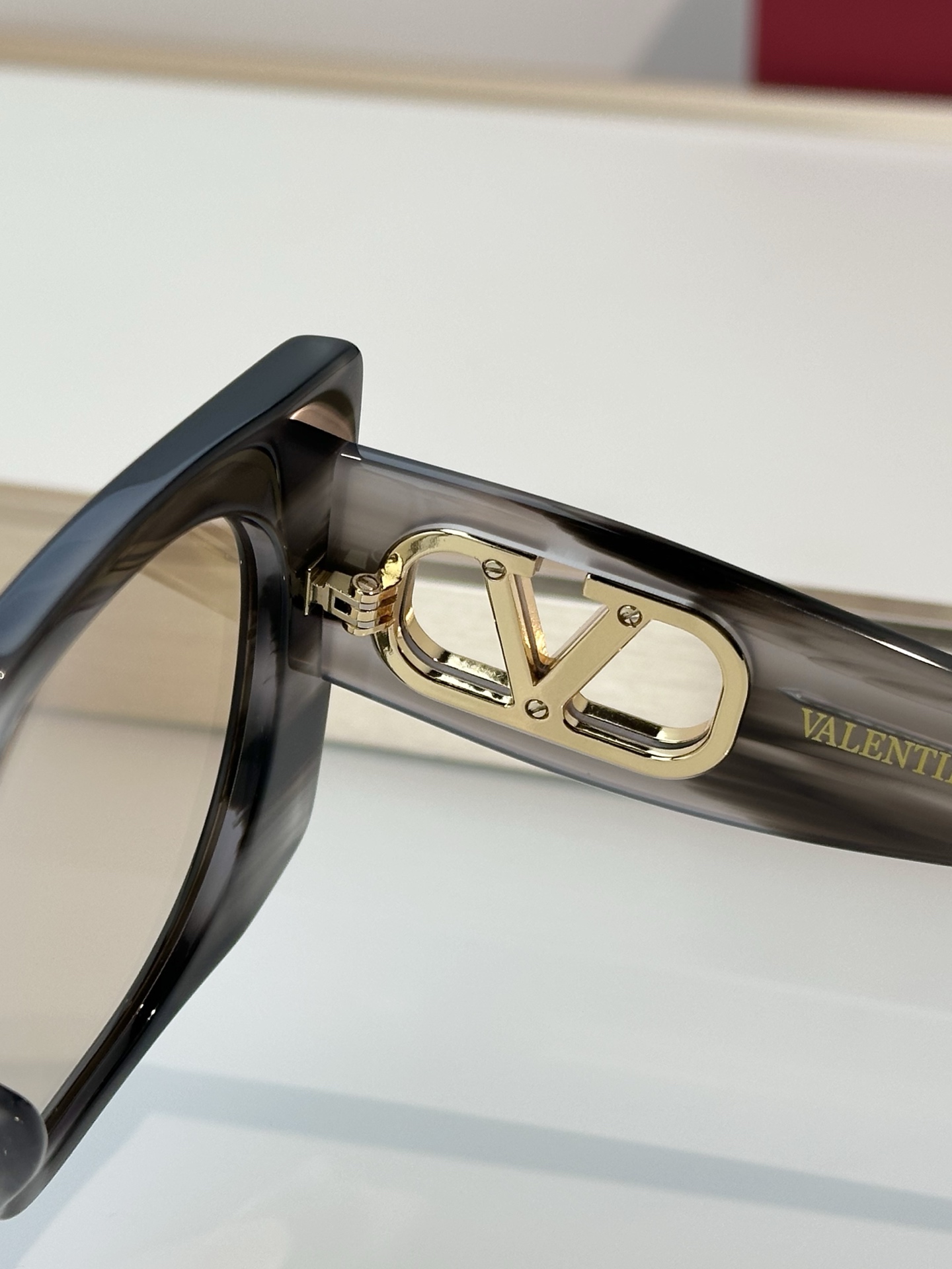 Designer Sunglasses VG0002S