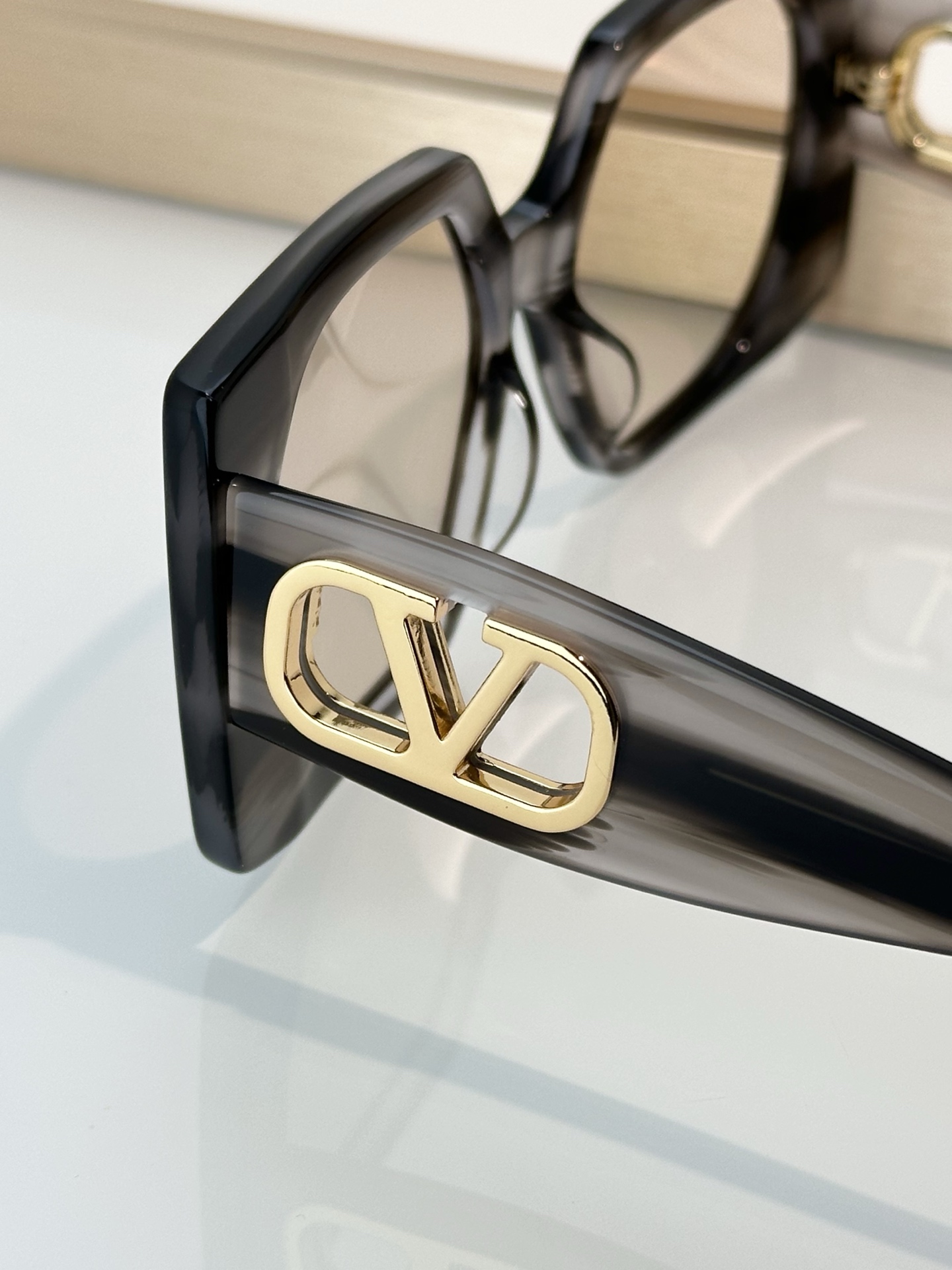 Designer Sunglasses VG0002S