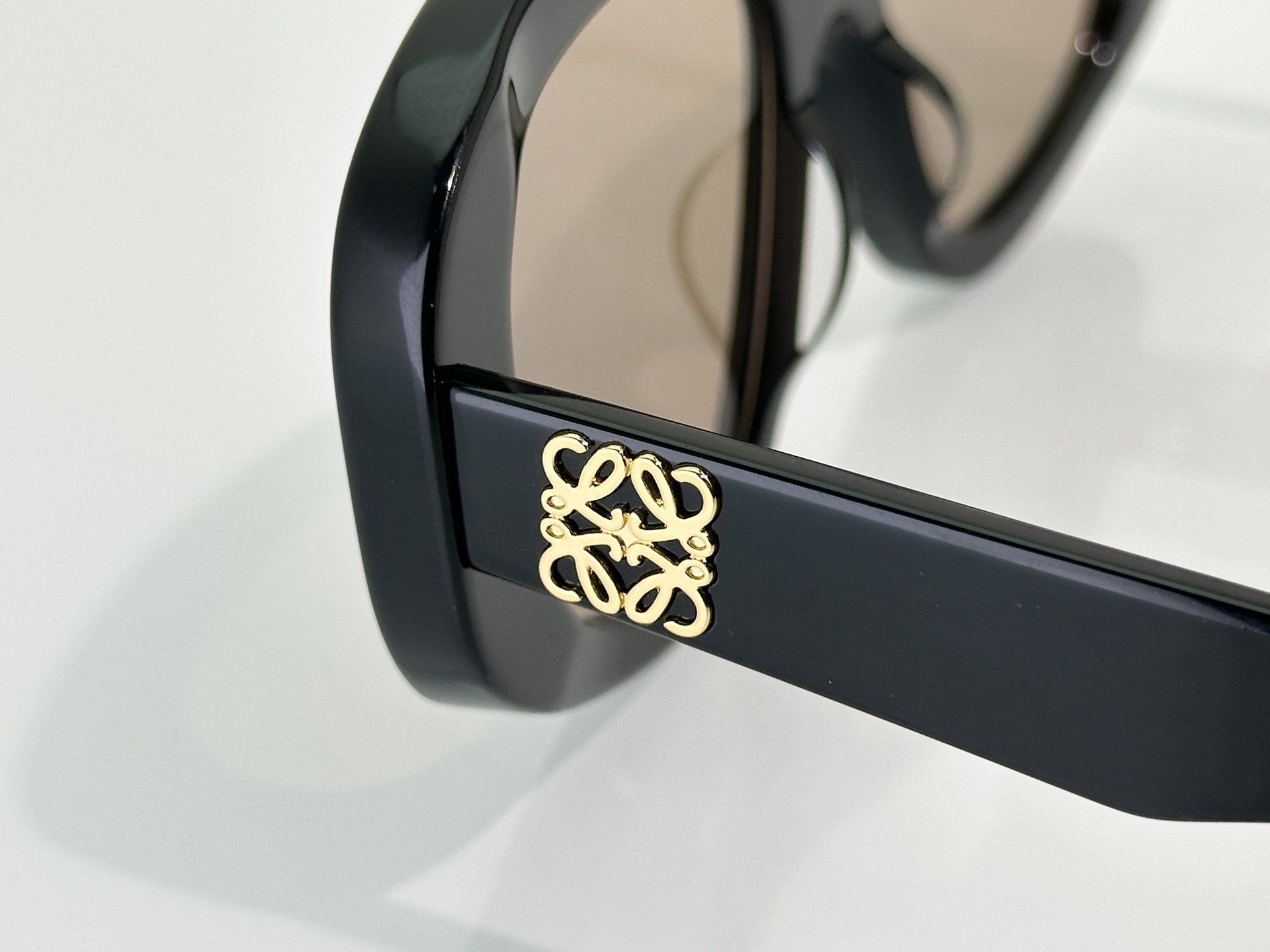 Loewe Sunglasses LW40181I