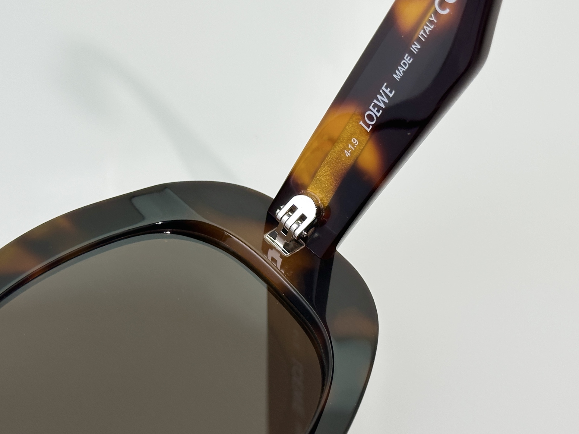 Loewe Sunglasses LW40181I