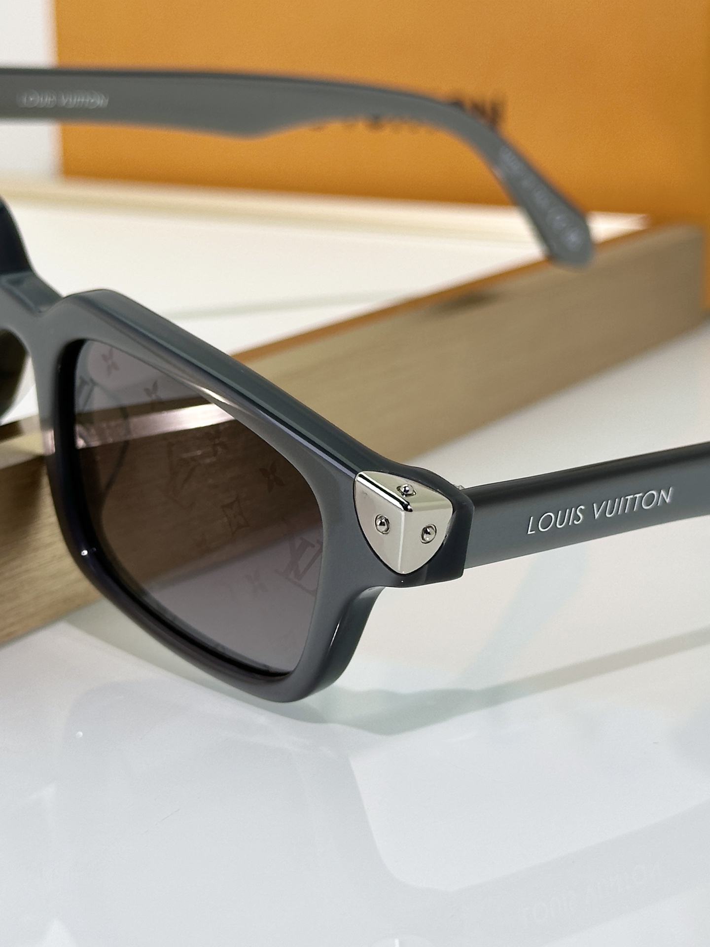 Louis Vuitton Sunglasses Z3595W