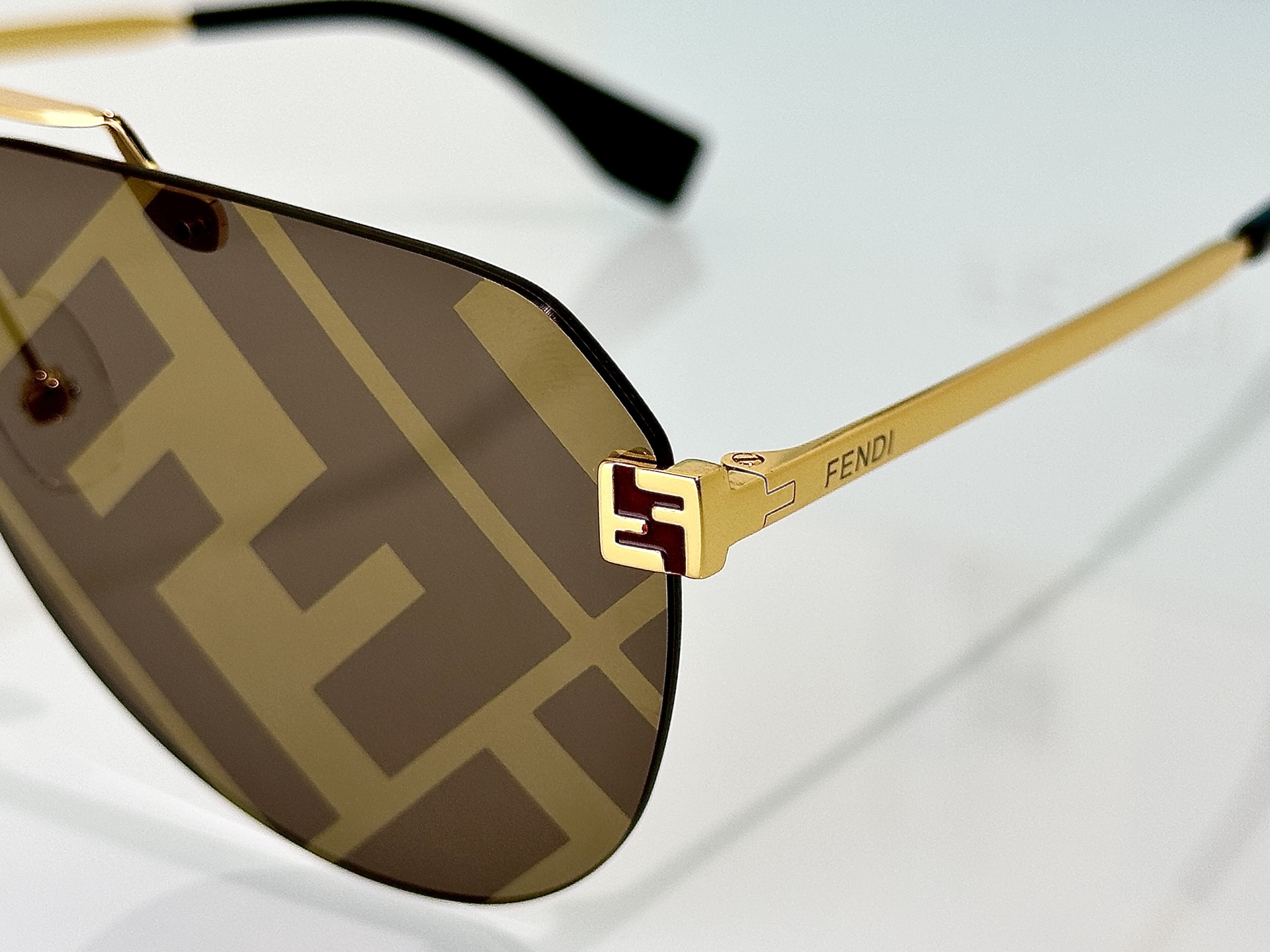 Fendi Sunglasses FE40115U