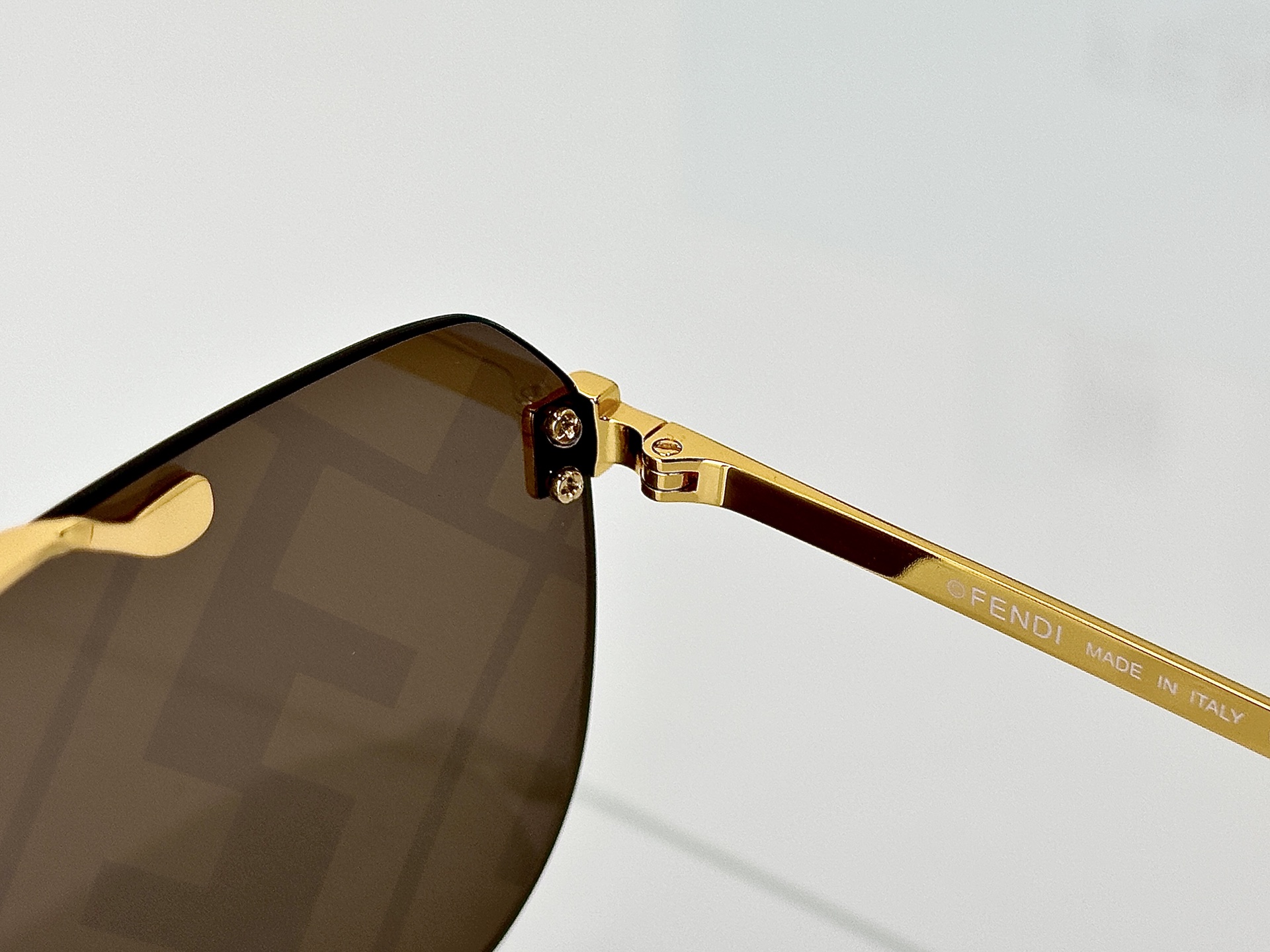 Fendi Sunglasses FE40115U
