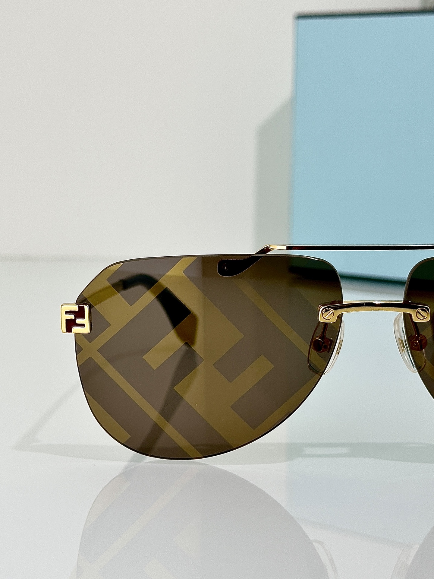 Fendi Sunglasses FE40115U