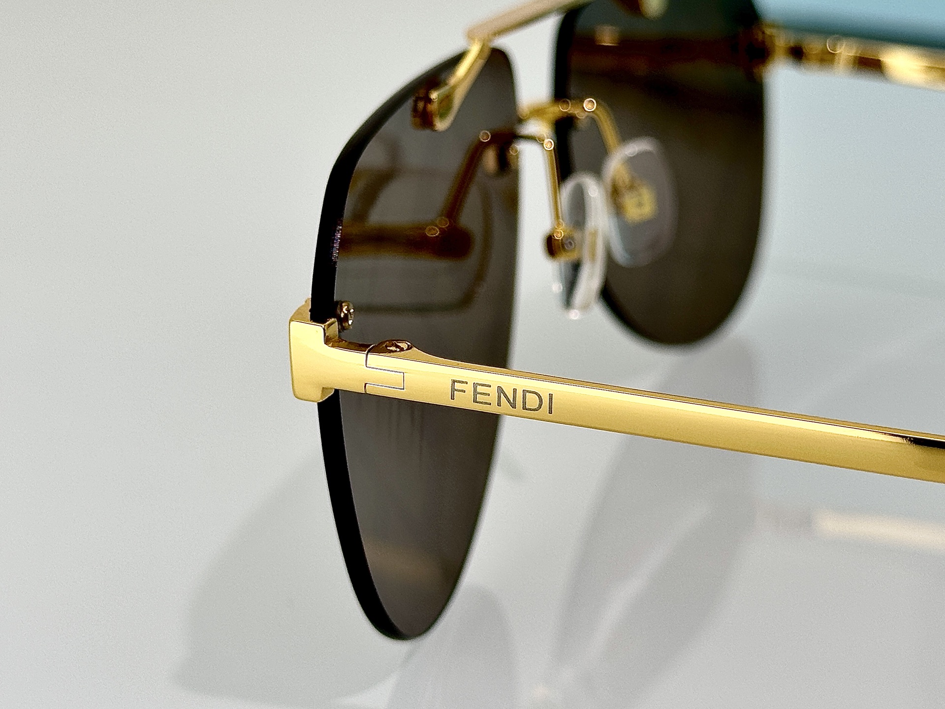 Fendi Sunglasses FE40115U