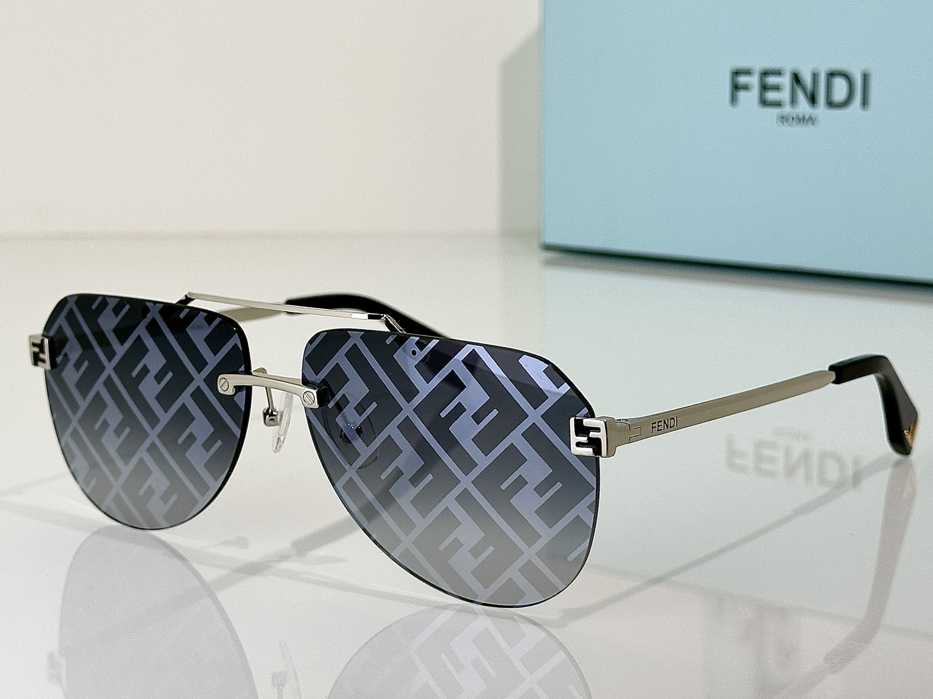 Fendi Sunglasses FE40115U