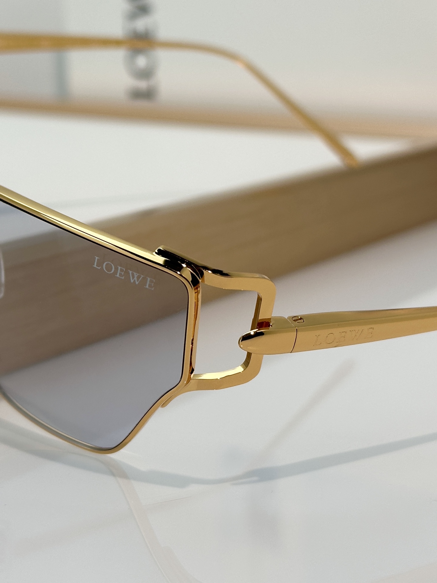 Loewe Sunglasses LW40150U