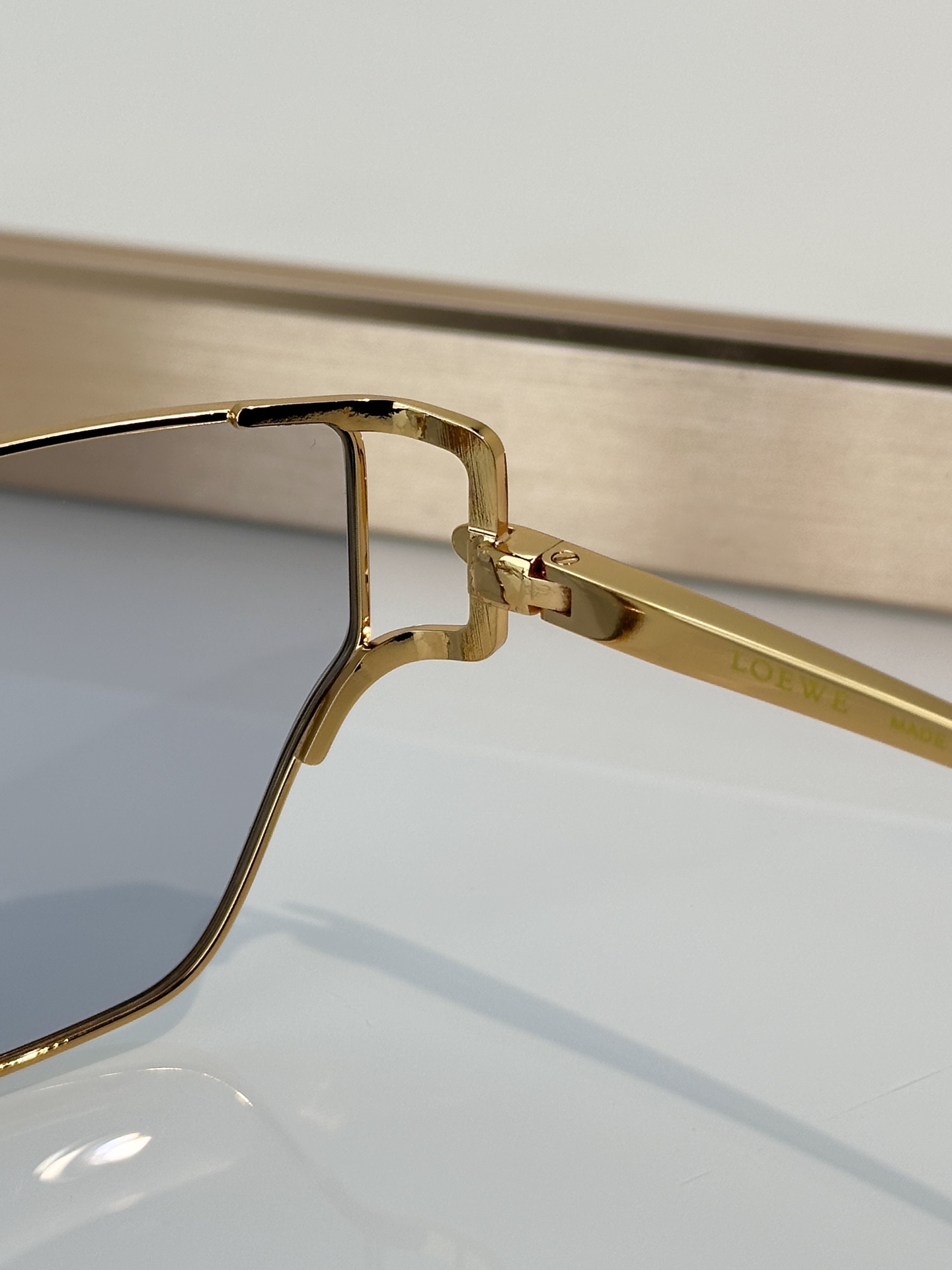 Loewe Sunglasses LW40150U
