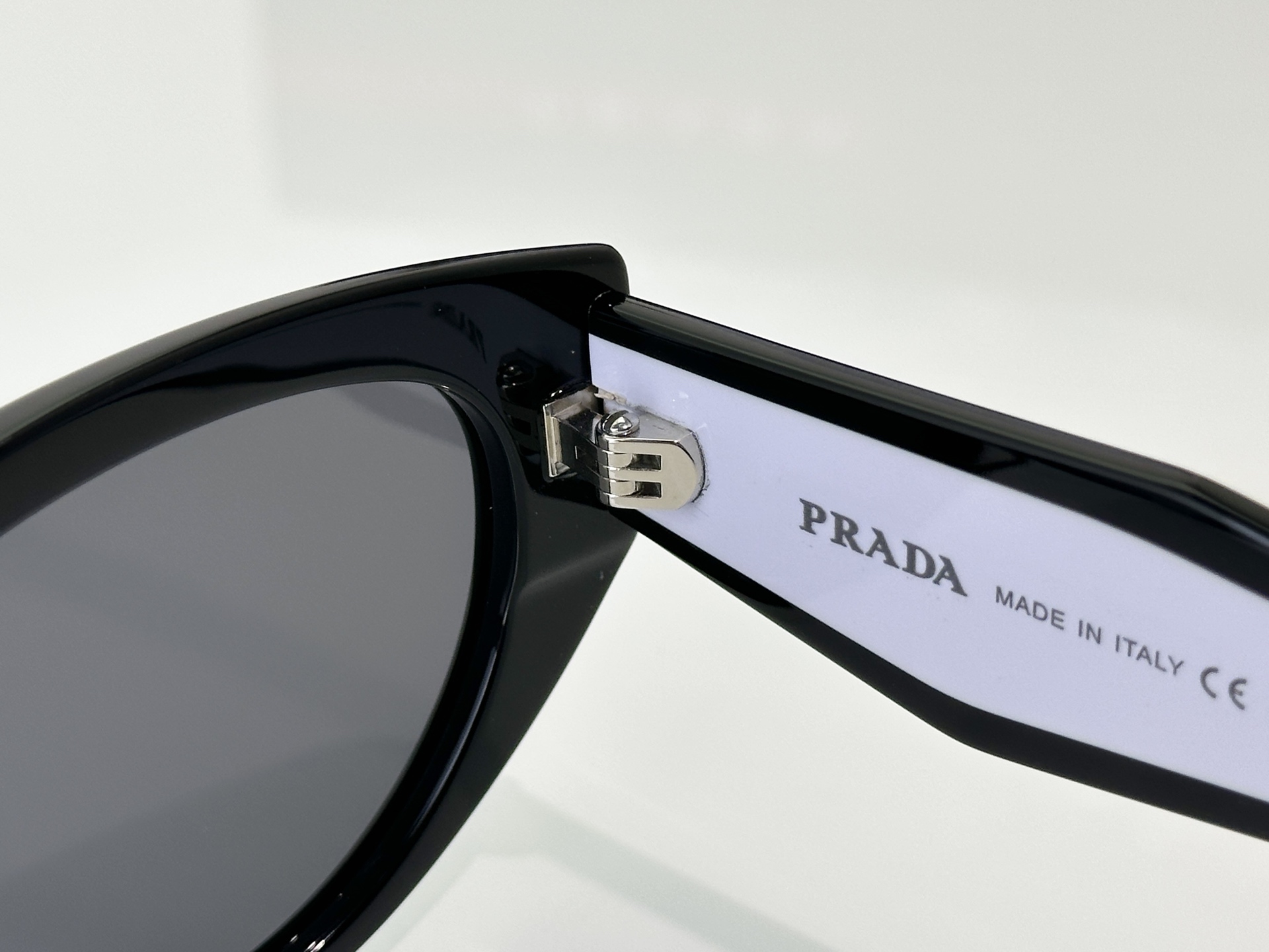 Prada Sunglasses PR33S