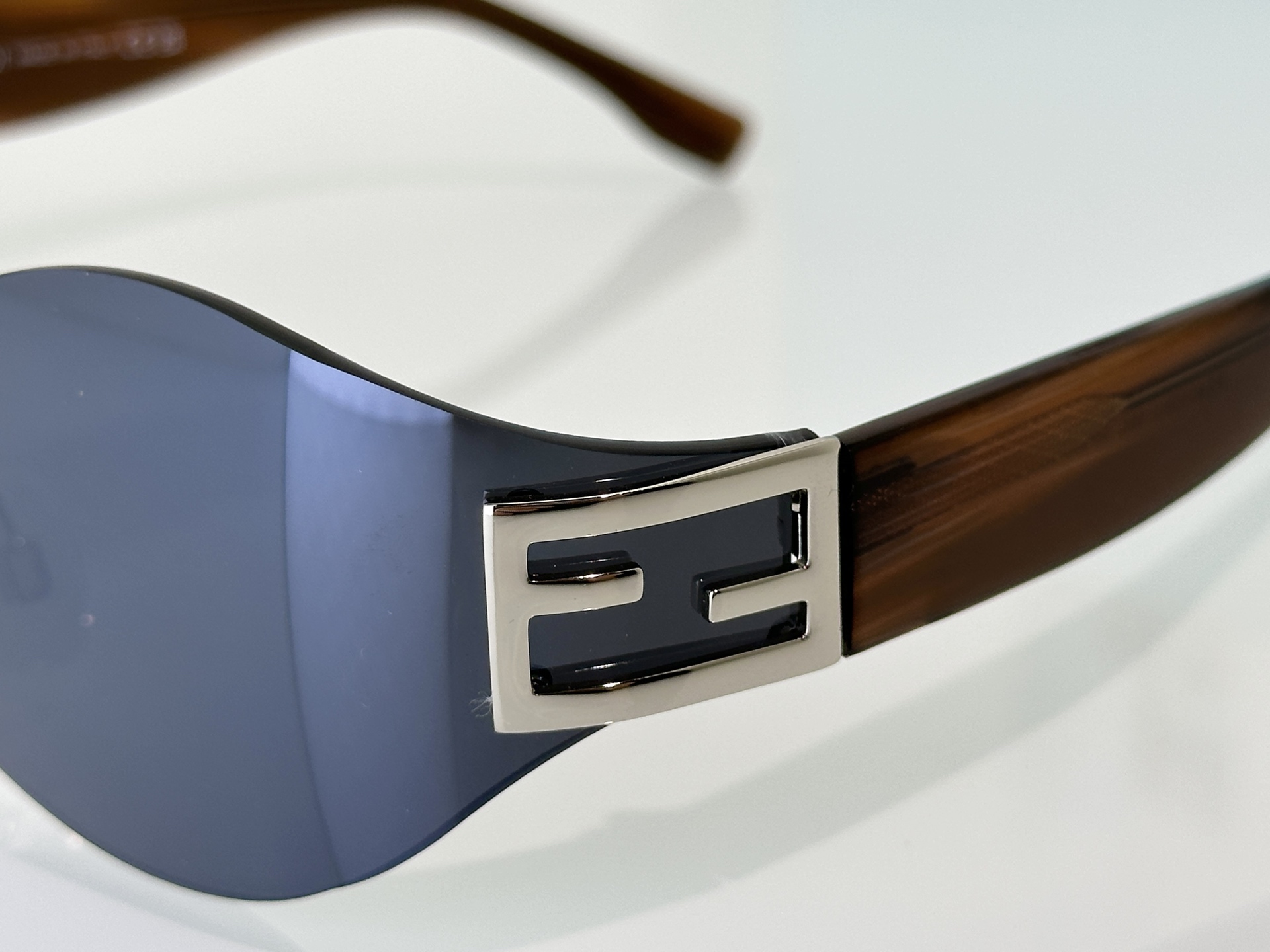 Fendi Sunglasses FE40159U