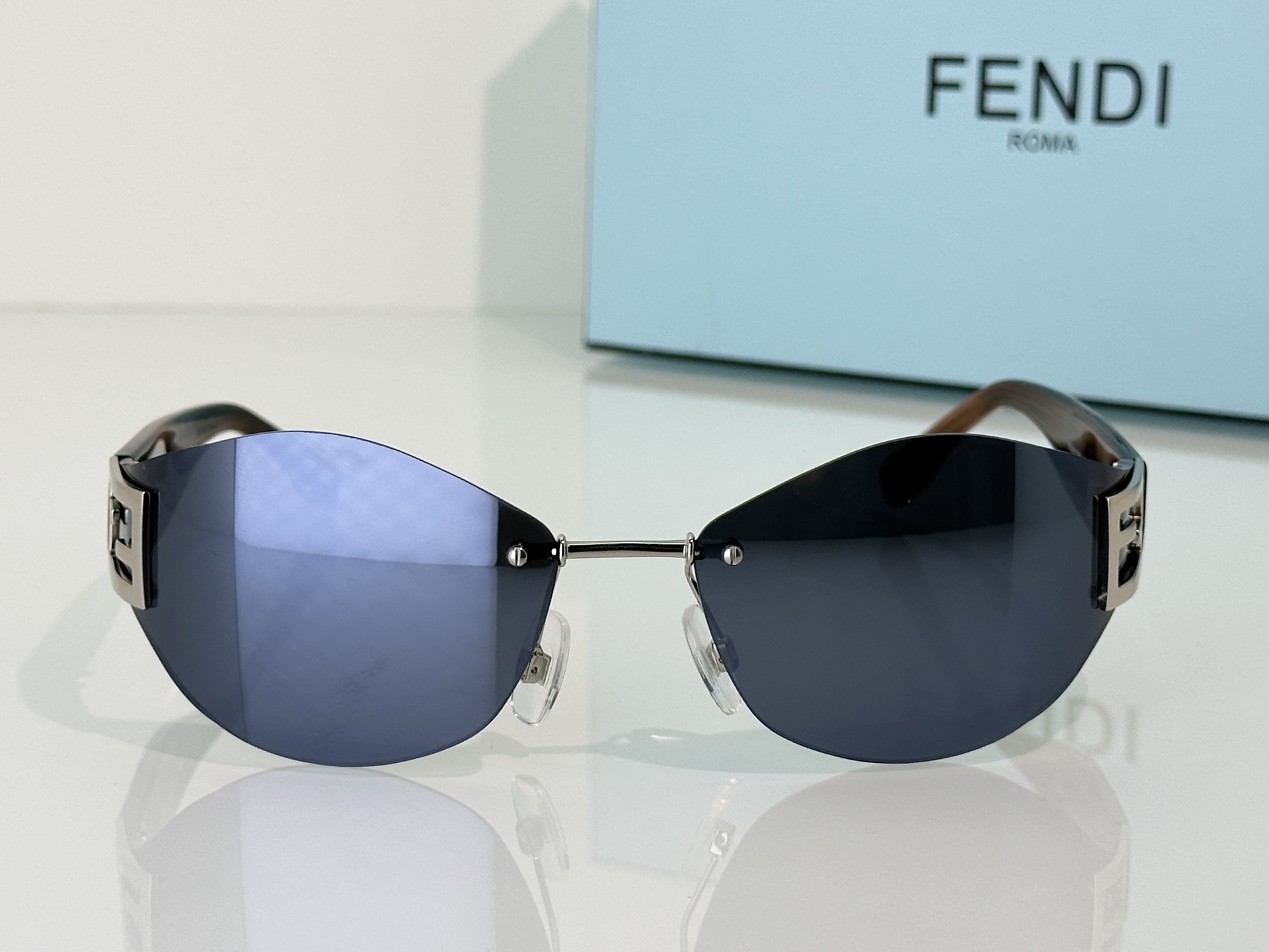 Fendi Sunglasses FE40159U