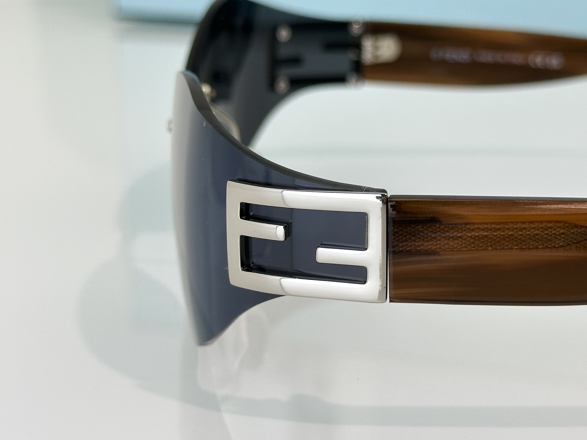 Fendi Sunglasses FE40159U