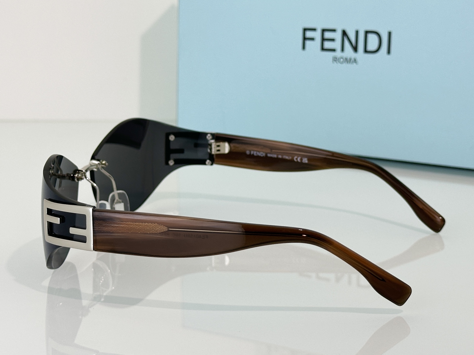 Fendi Sunglasses FE40159U