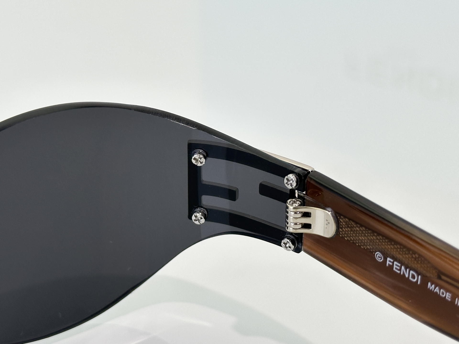 Fendi Sunglasses FE40159U
