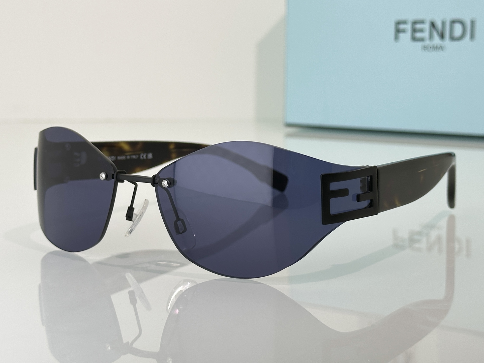 Fendi Sunglasses FE40159U