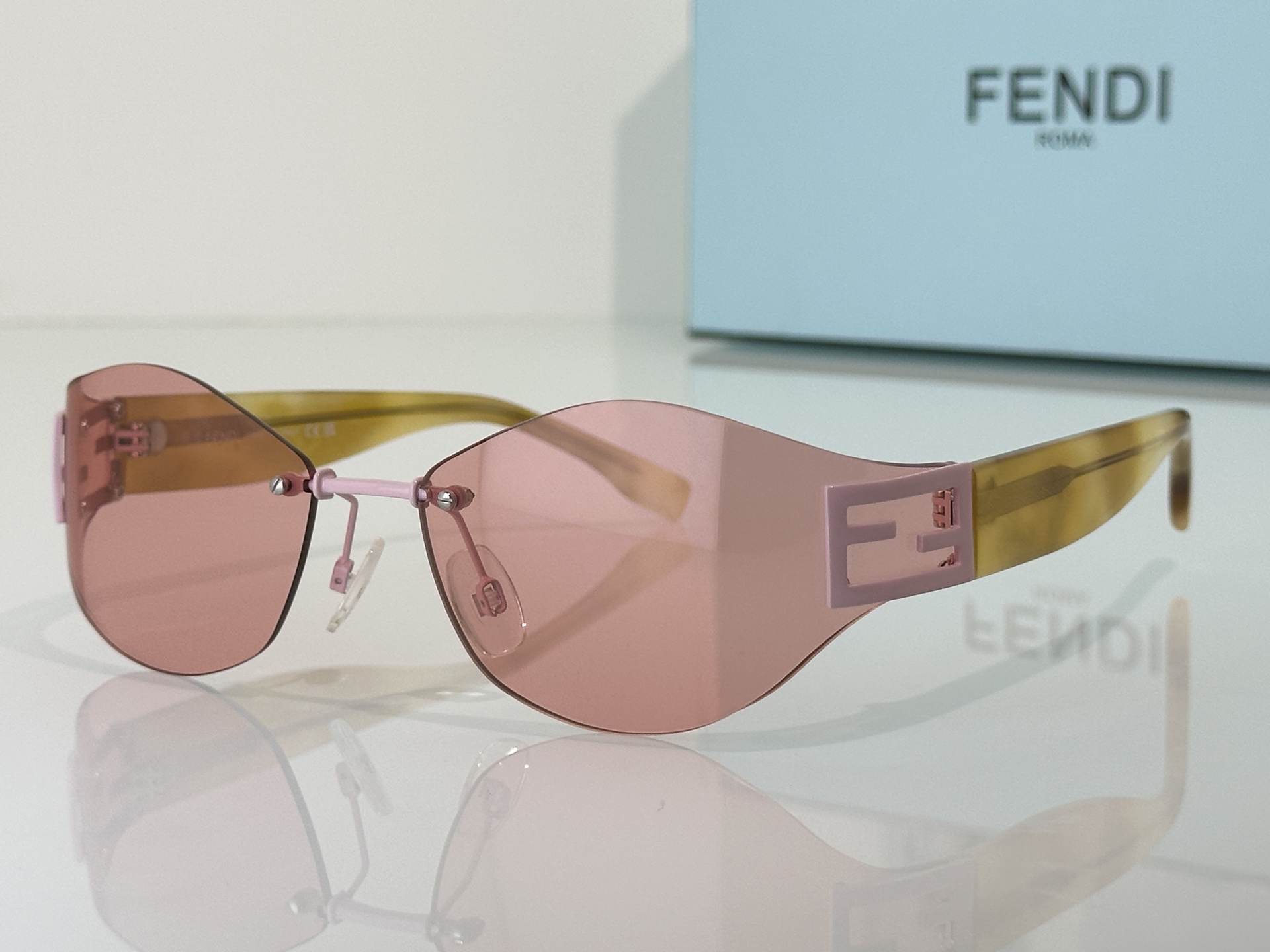 Fendi Sunglasses FE40159U