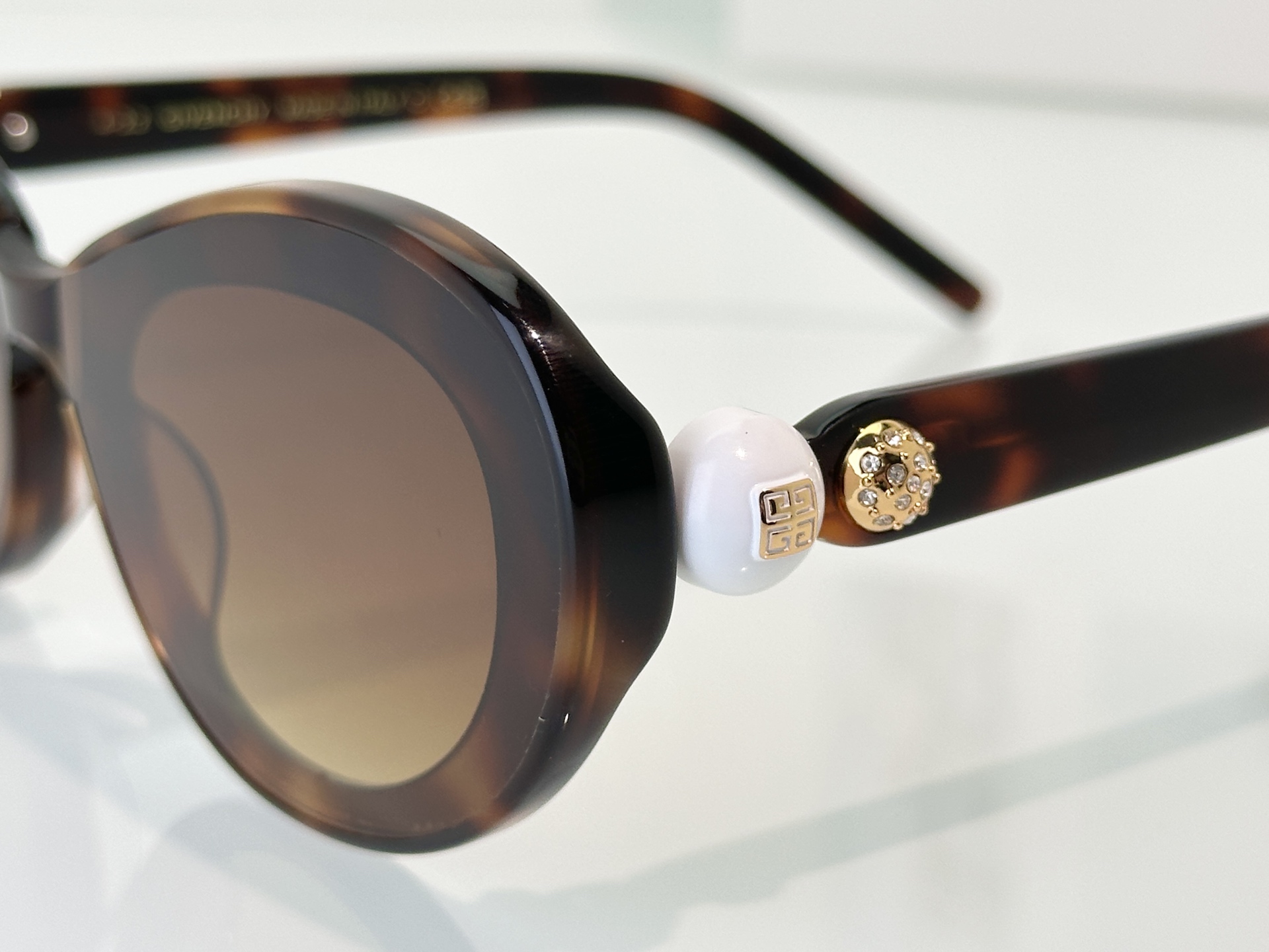 Designer Sunglasses GV60017U