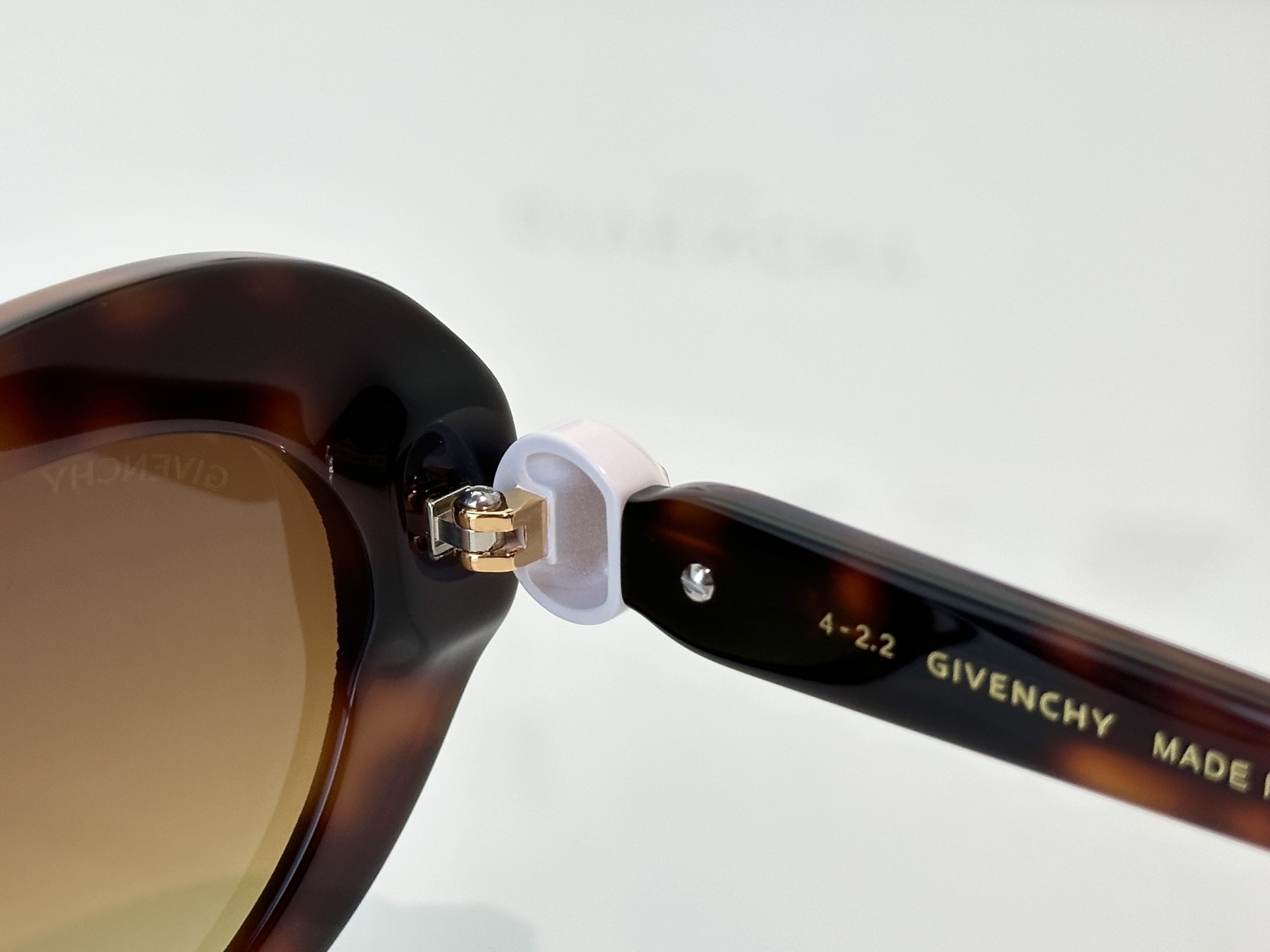 Designer Sunglasses GV60017U